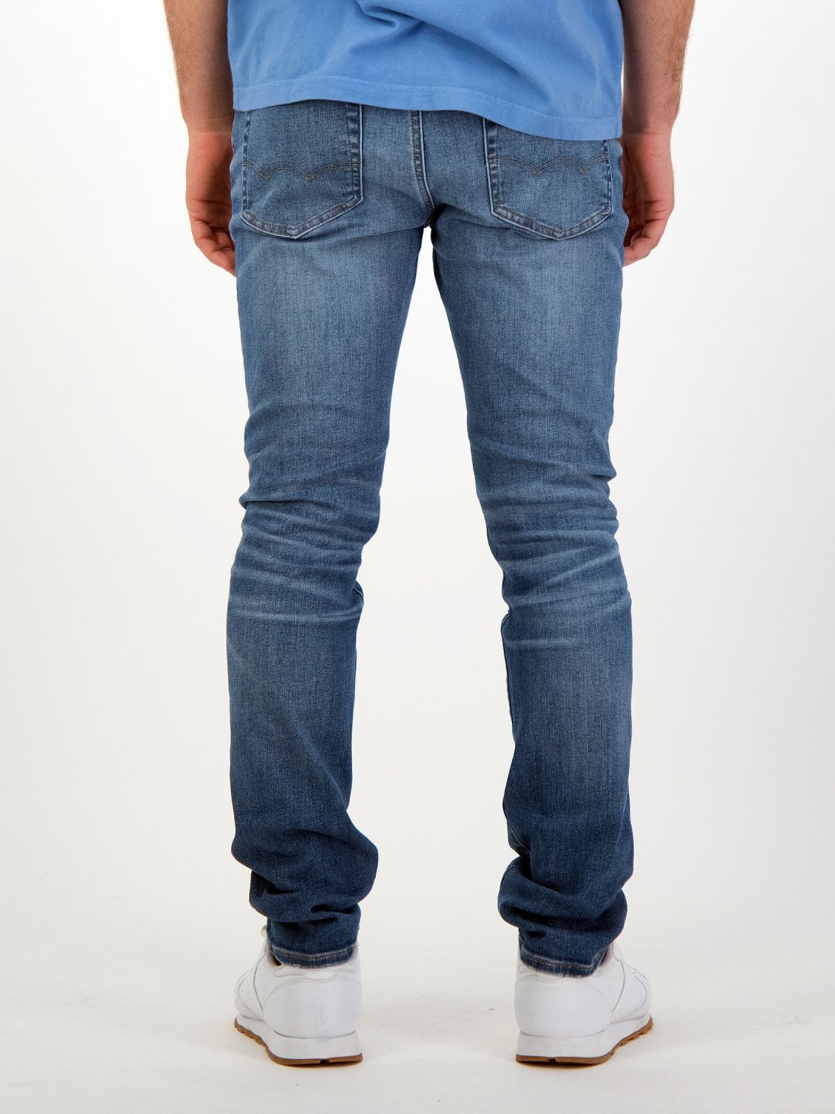  ג'ינס עם שפשופים בגזרת Slim  של AMERICAN EAGLE