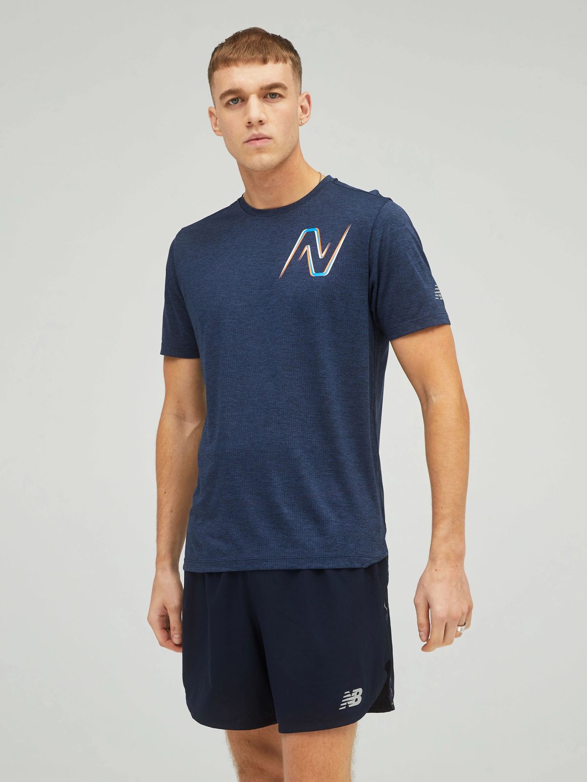  חולצת ריצה עם לוגו של NEW BALANCE