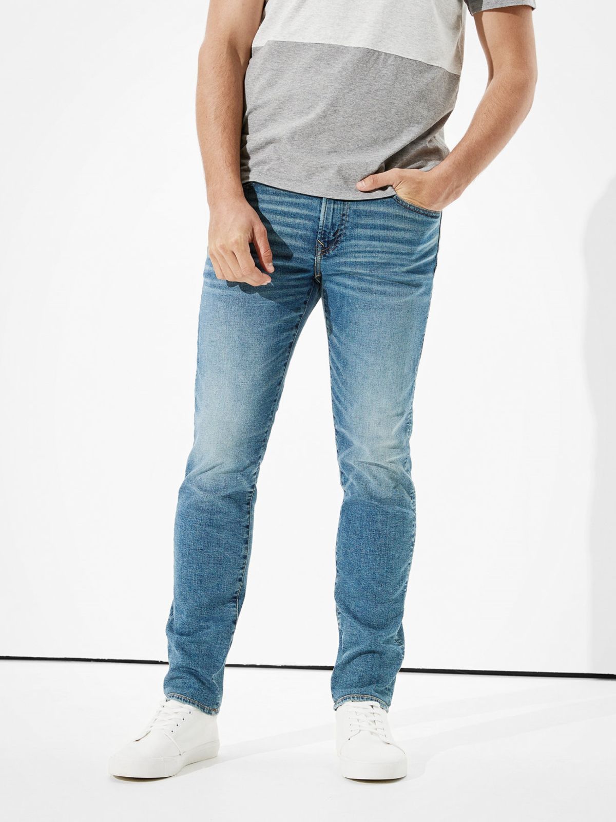  ג'ינס ארוך בשטיפה בהירה בגזרת Slim Straight של AMERICAN EAGLE
