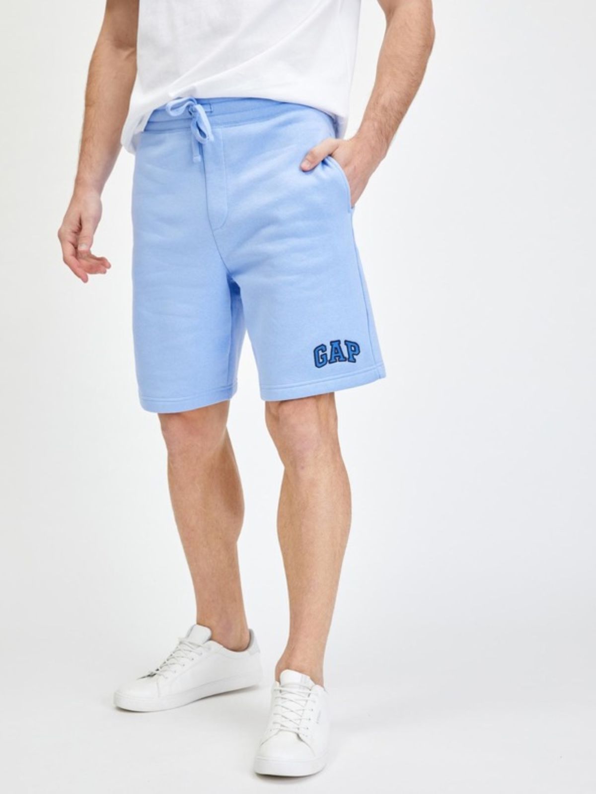 מכנסי טרנינג קצרים עם לוגו של GAP