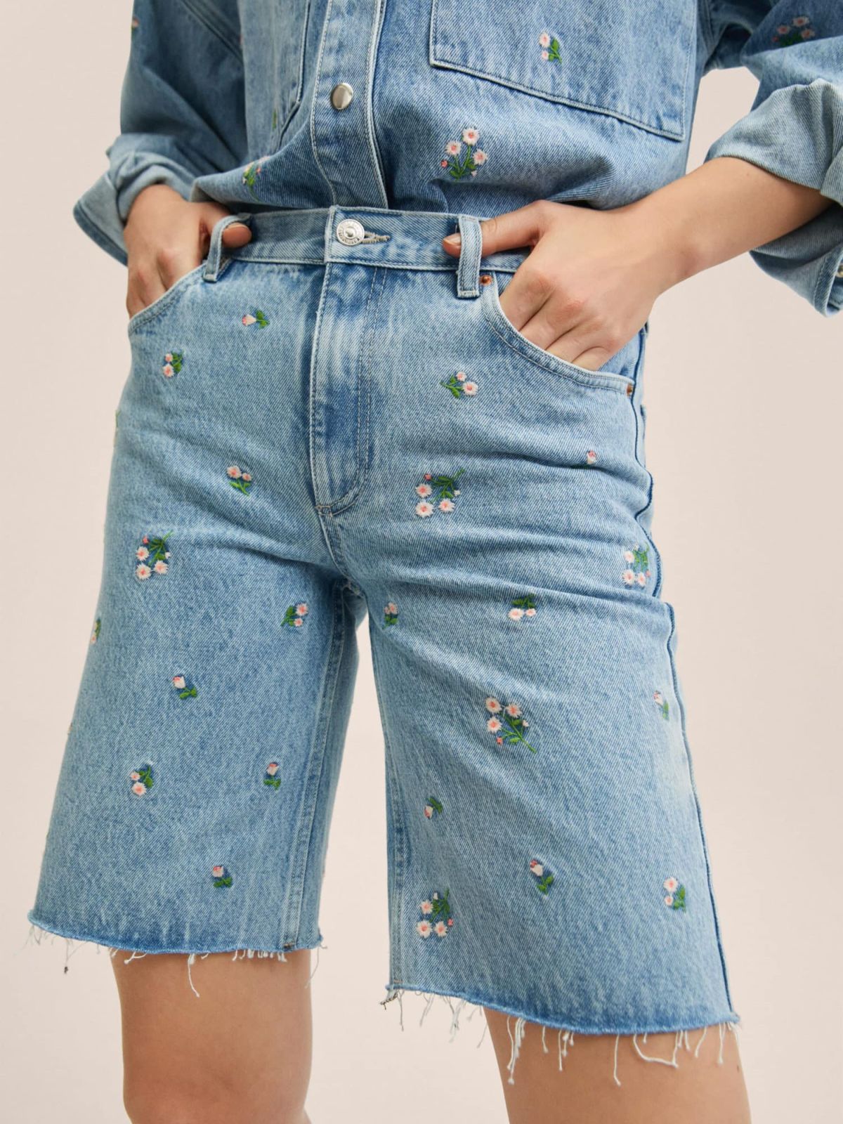  ג'ינס ברמודה עם רקמת פרחים של MANGO