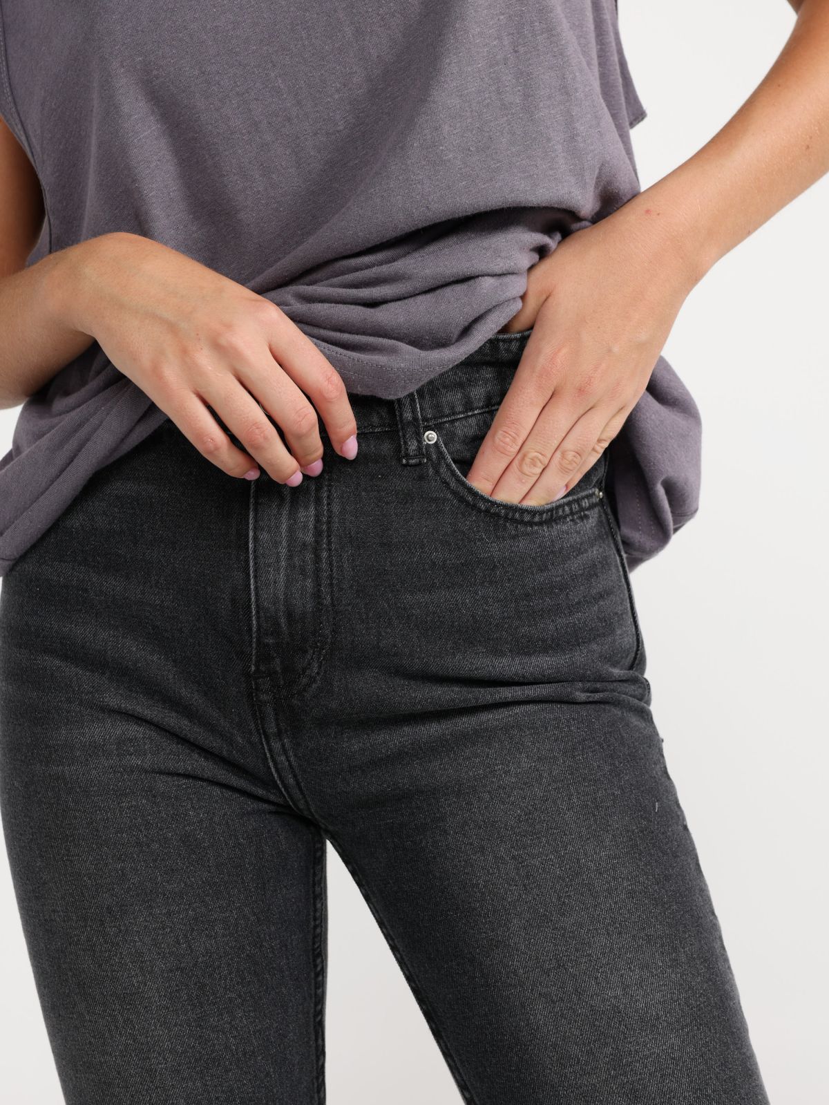  מכנסי ג'ינס ארוכים בגזרה ישרה עם שסעים של TERMINAL X