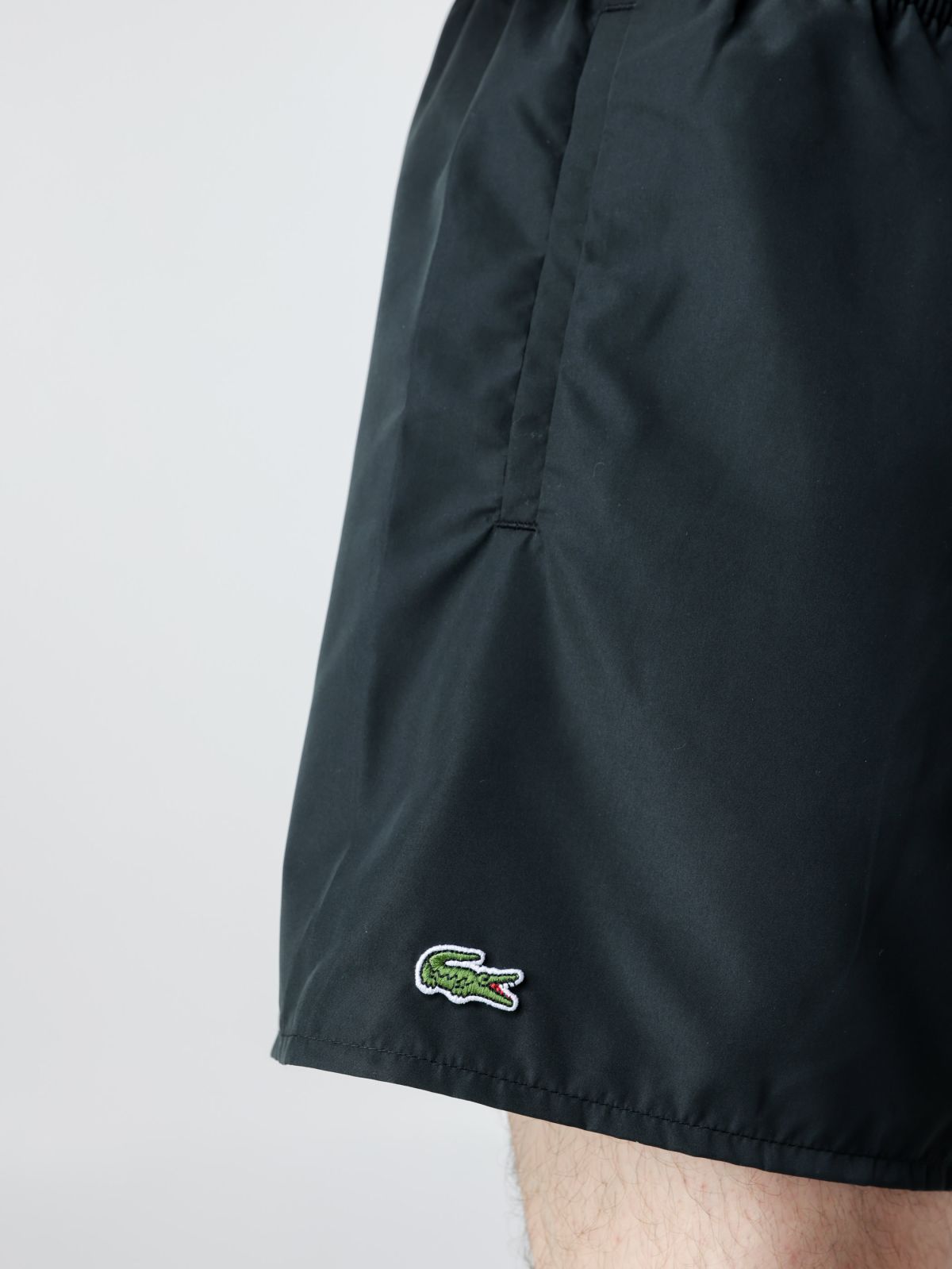  מכנסי בגד ים עם פאץ' לוגו של LACOSTE