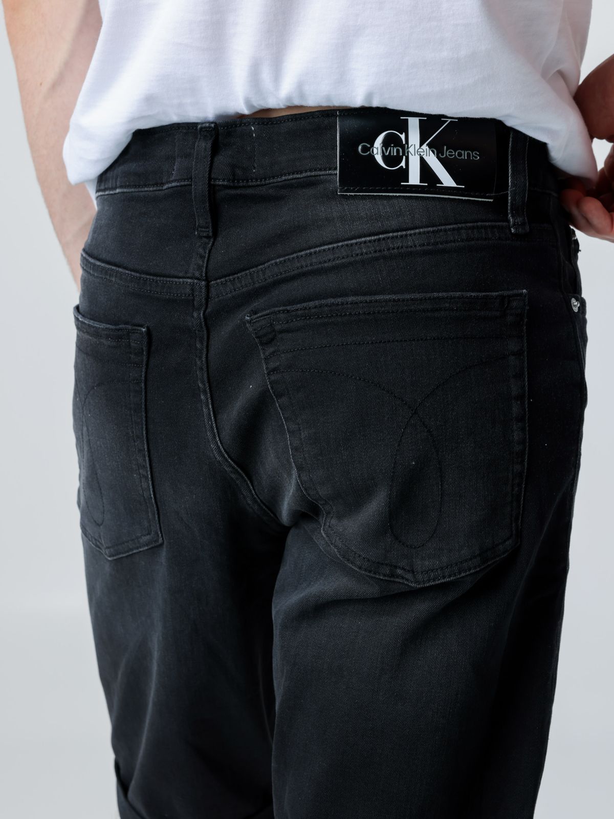  ג'ינס קצר עם פאץ' לוגו של CALVIN KLEIN