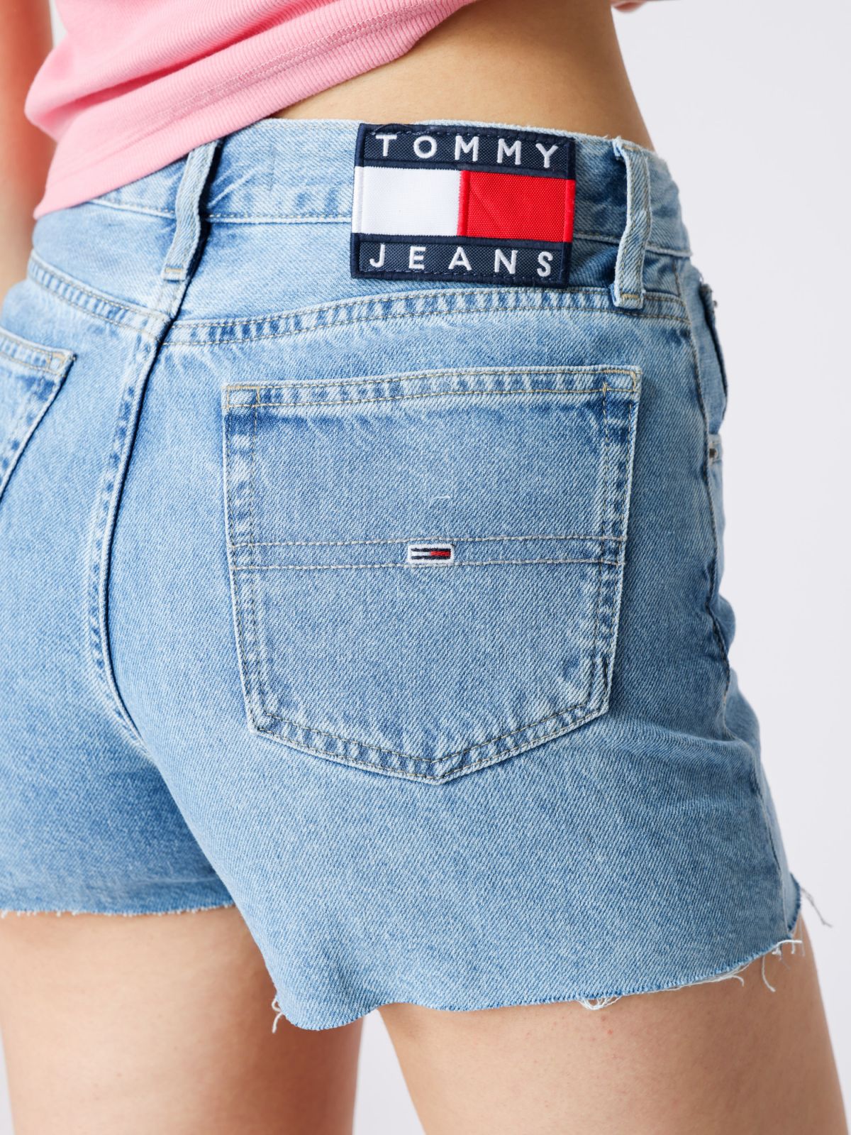  ג'ינס קצר עם סיומת גזורה של TOMMY HILFIGER