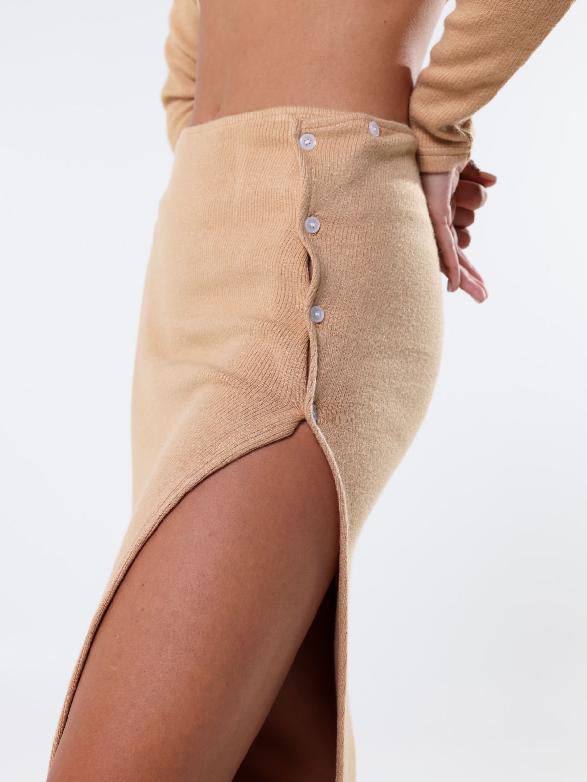  חצאית מקסי סרוגה עם כפתורים / Einav cohen של TX COLLAB
