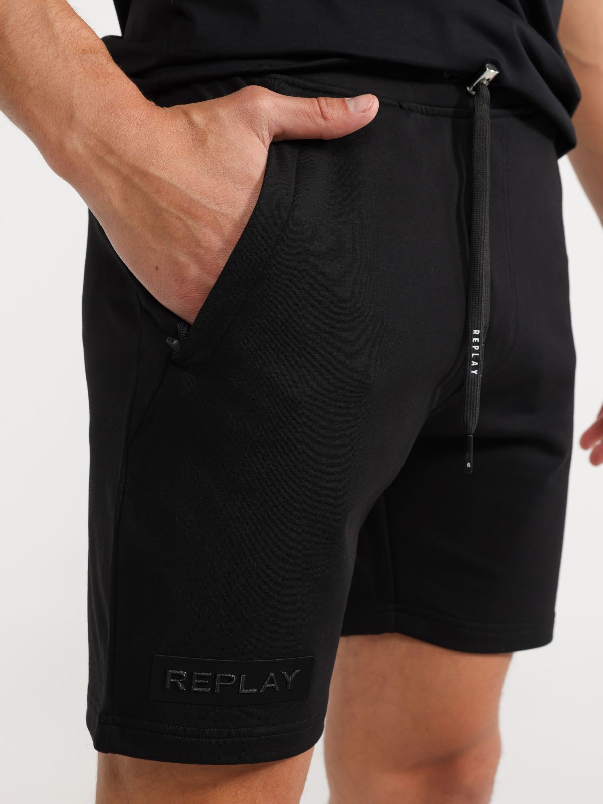  מכנסיים קצרים עם תבליט לוגו של REPLAY