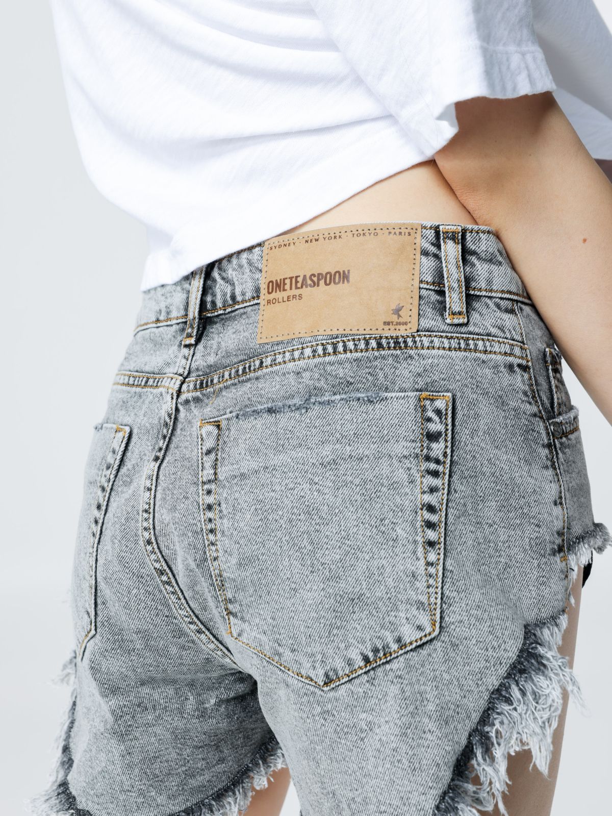  ג'ינס קצר עם סיומת גזורה של ONE TEASPOON