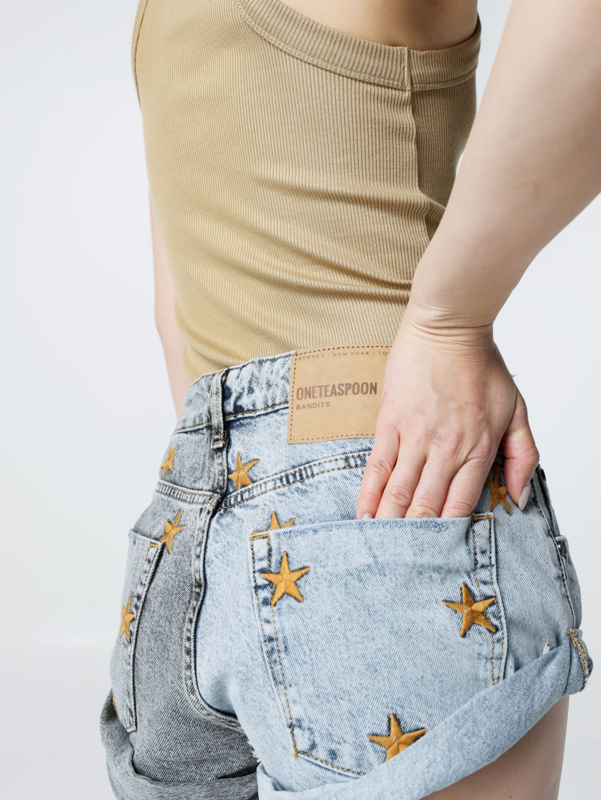  ג'ינס קצר בדוגמת כוכבים של ONE TEASPOON