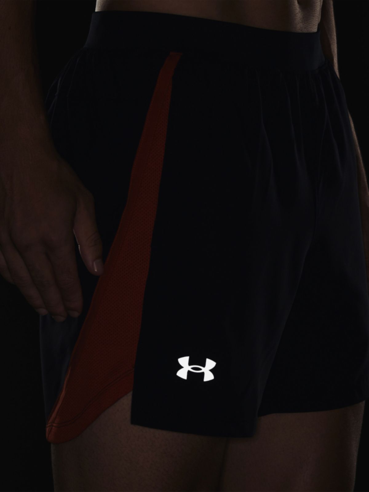  מכנסי ריצה עם לוגו של UNDER ARMOUR