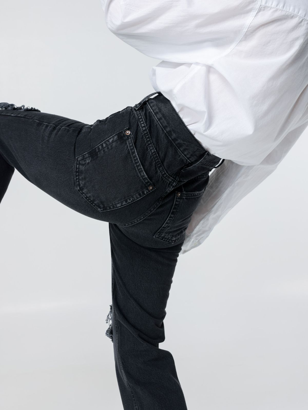 ג'ינס בויפרנד עם קרעים של FREE PEOPLE