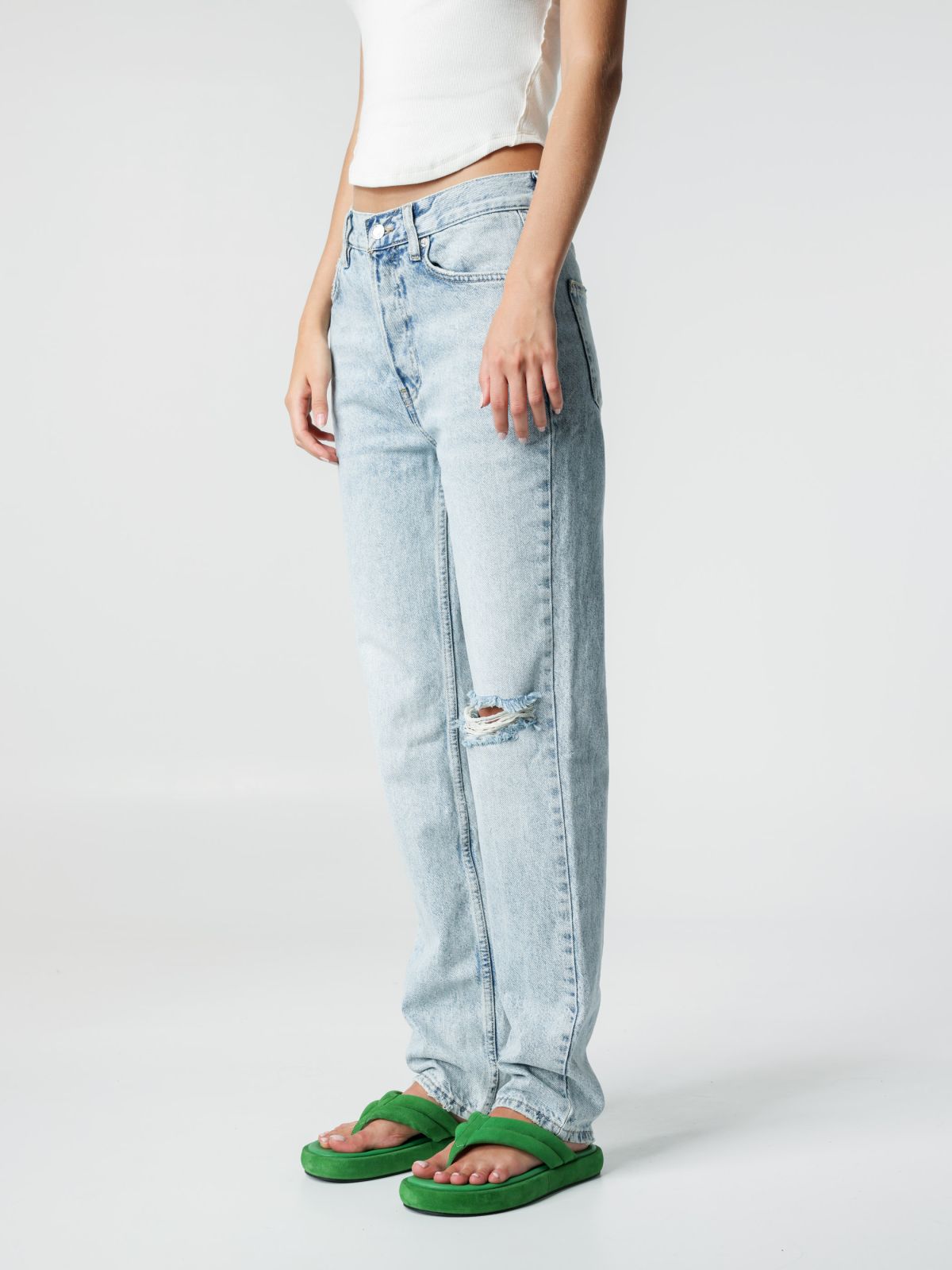  ג'ינס ווש עם קרעים של FREE PEOPLE