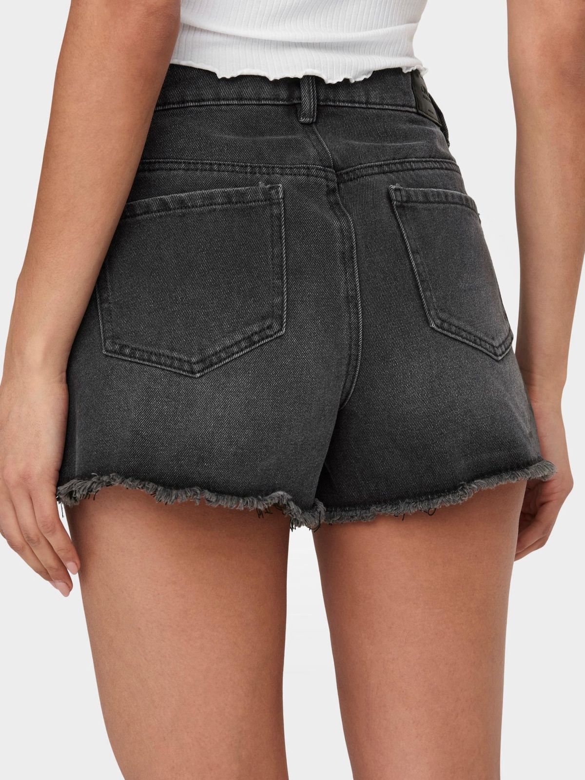  ג'ינס קצר עם סיומת גזורה של ONLY