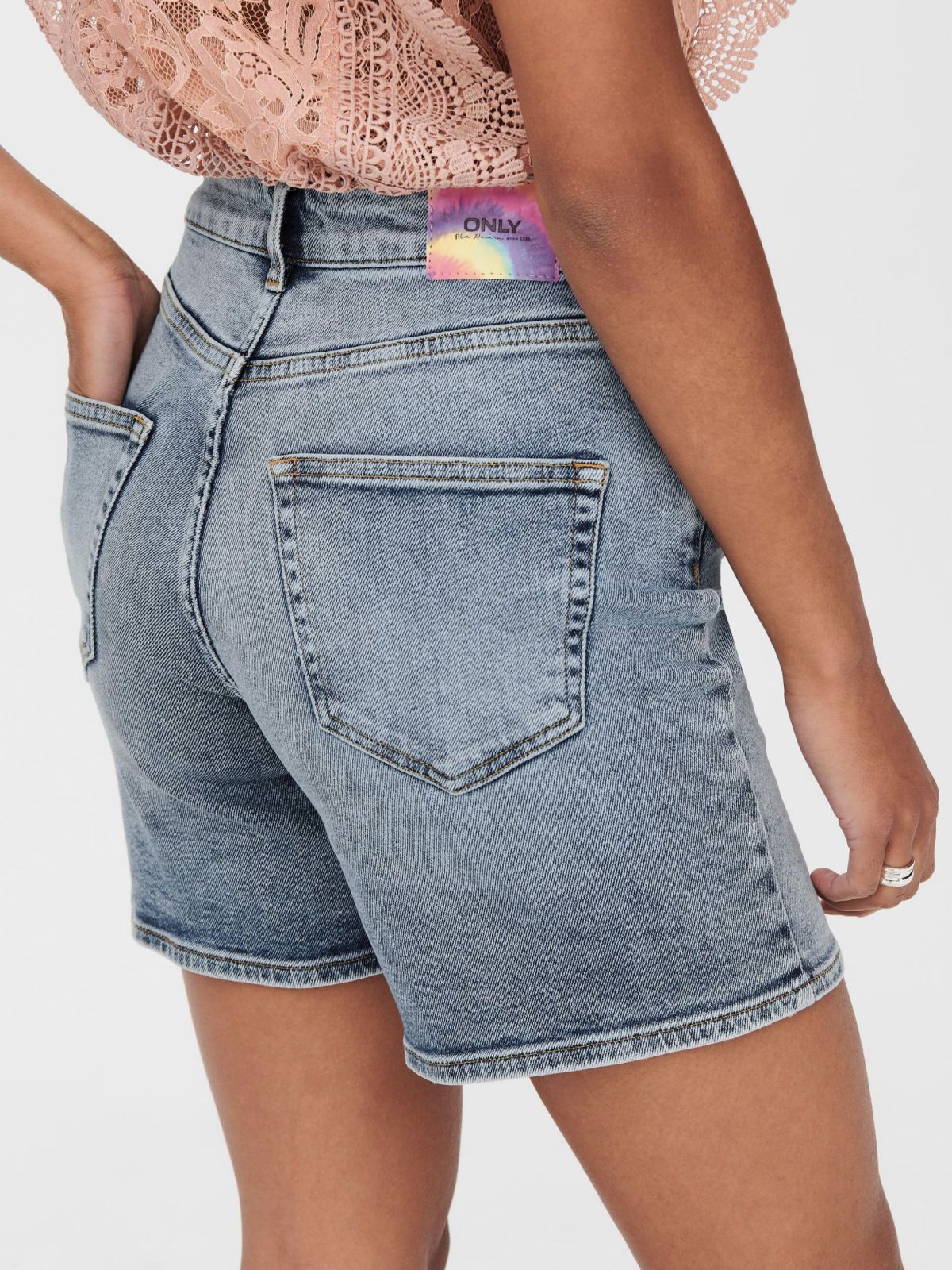  ג'ינס קצר עם סגירה א- סימטרית של ONLY