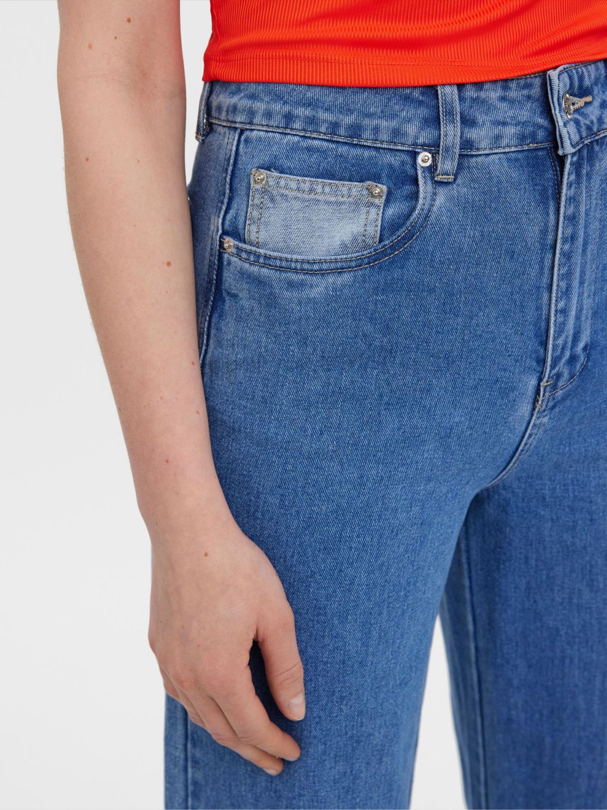  ג'ינס ארוך בגזרת WIDE LEG בשילוב קיפול רחב של VERO MODA
