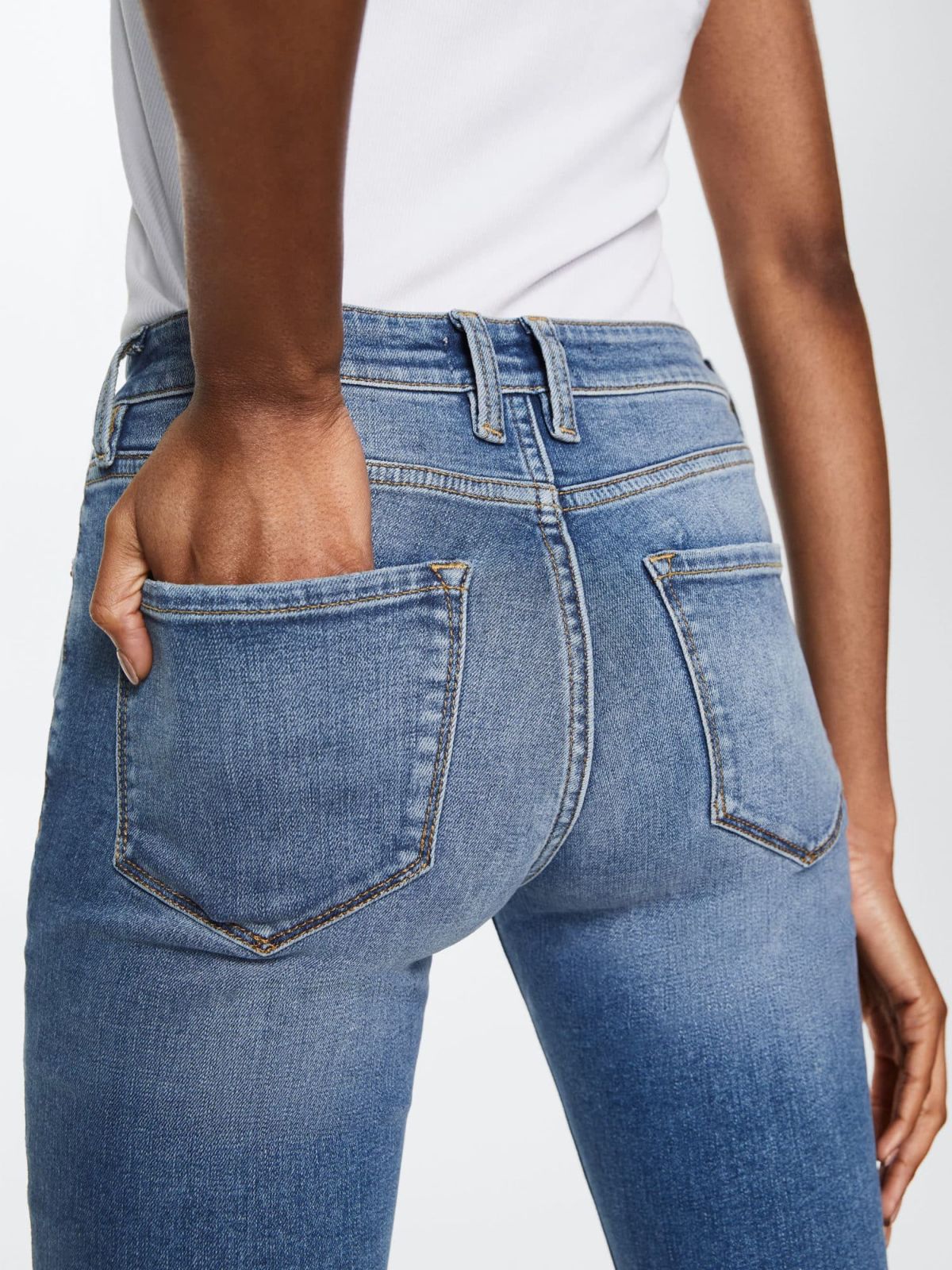  ג'ינס סקיני בגזרת קרופ ISA של MANGO
