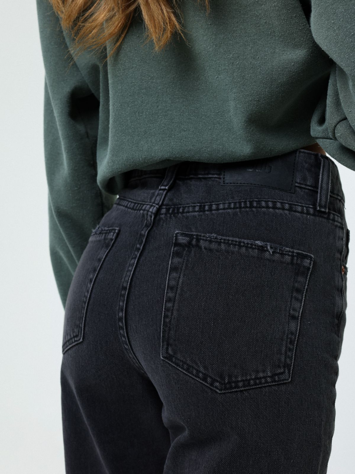  ג'ינס בגזרת Mom של URBAN OUTFITTERS