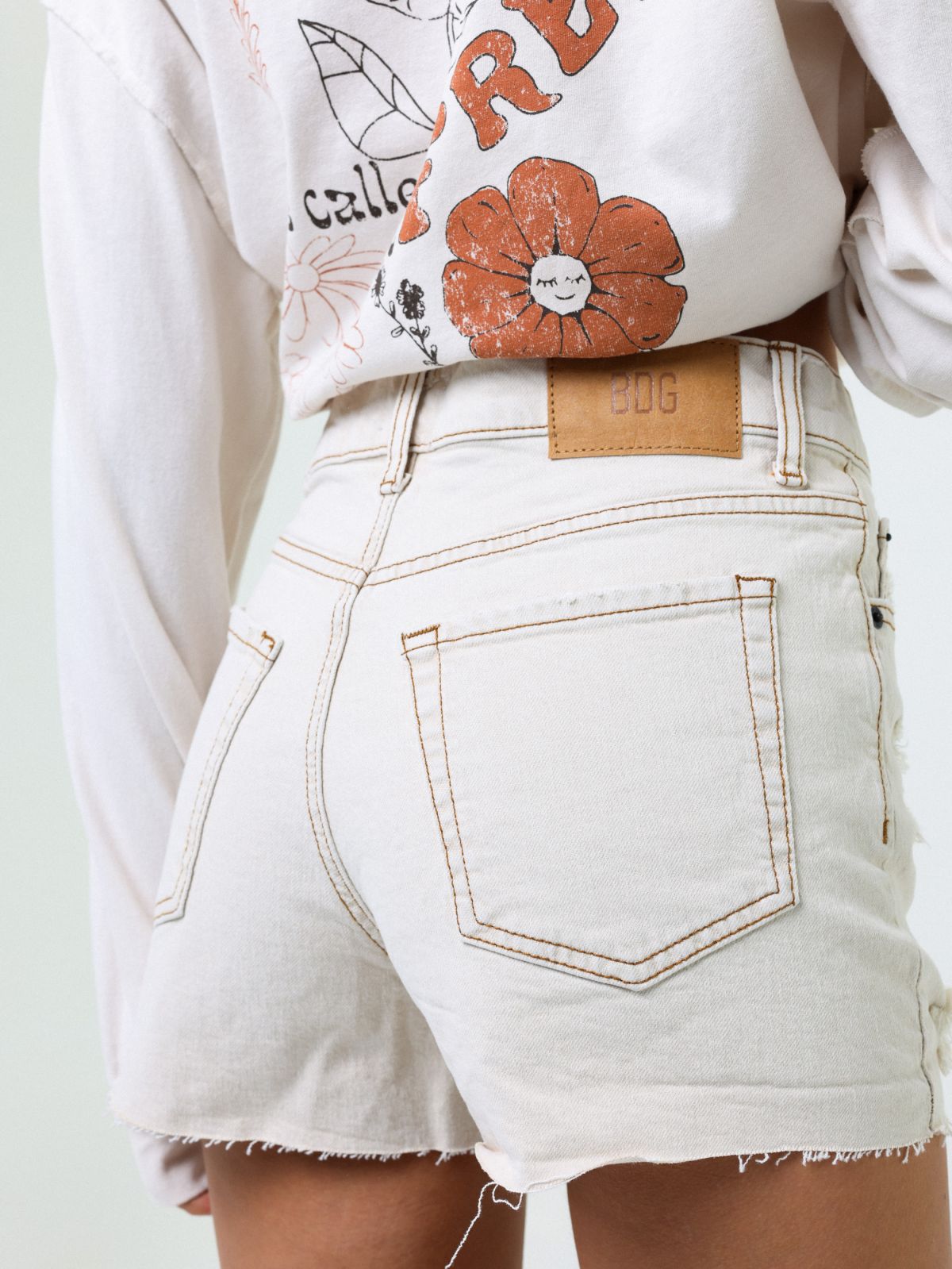  מכנסי ג'ינס קצרים עם קרעים של URBAN OUTFITTERS