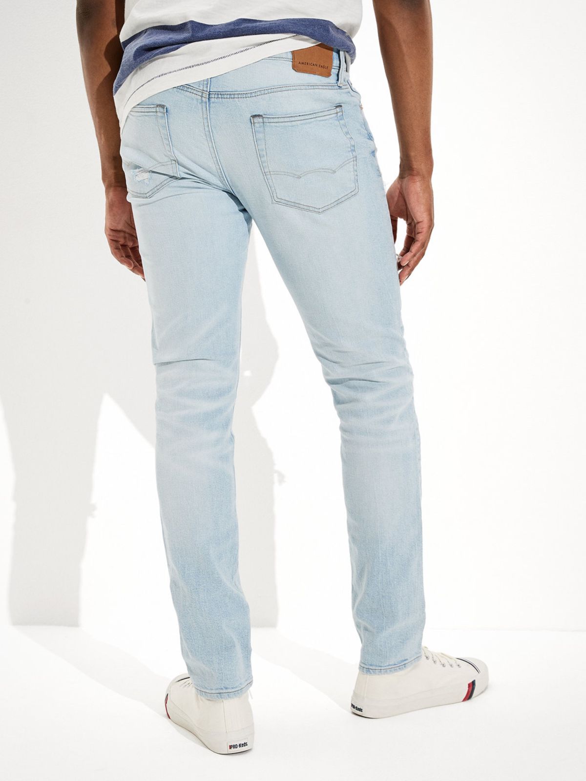  ג'ינס בגזרת Slim עם שיפשופים של AMERICAN EAGLE