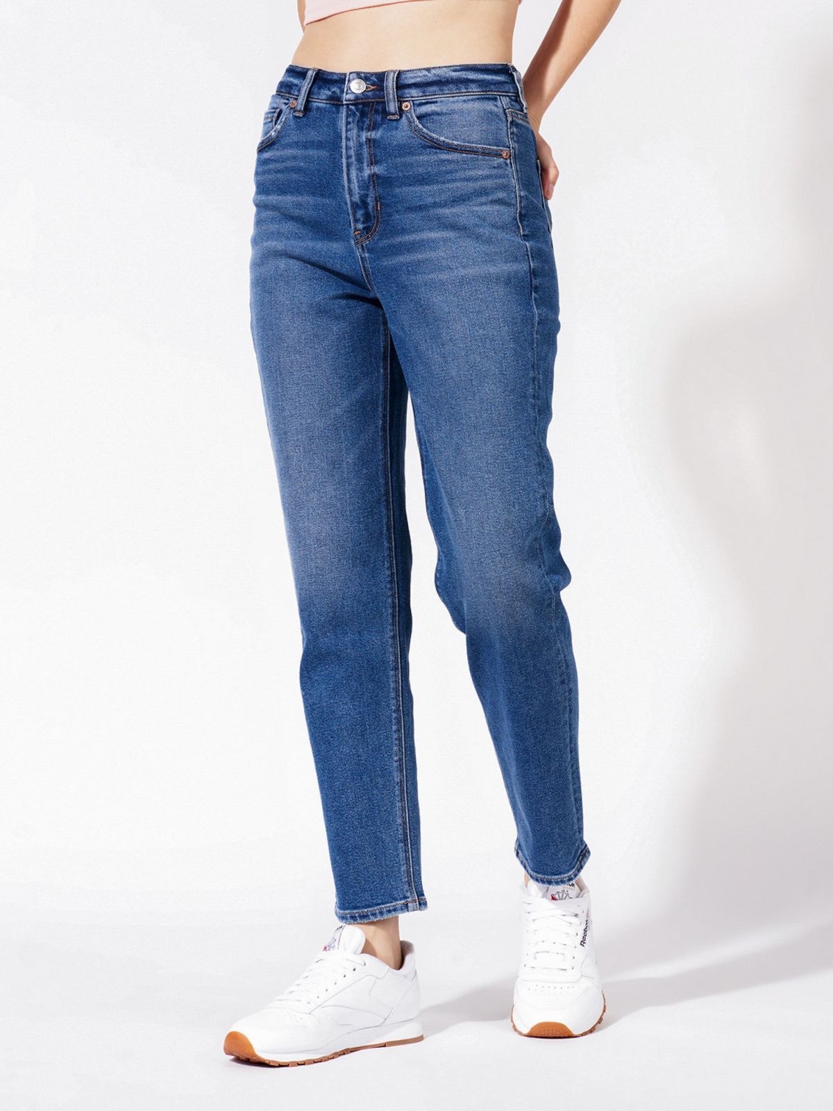 מכנסי ג'ינס ישרים בגזרת MOM של AMERICAN EAGLE