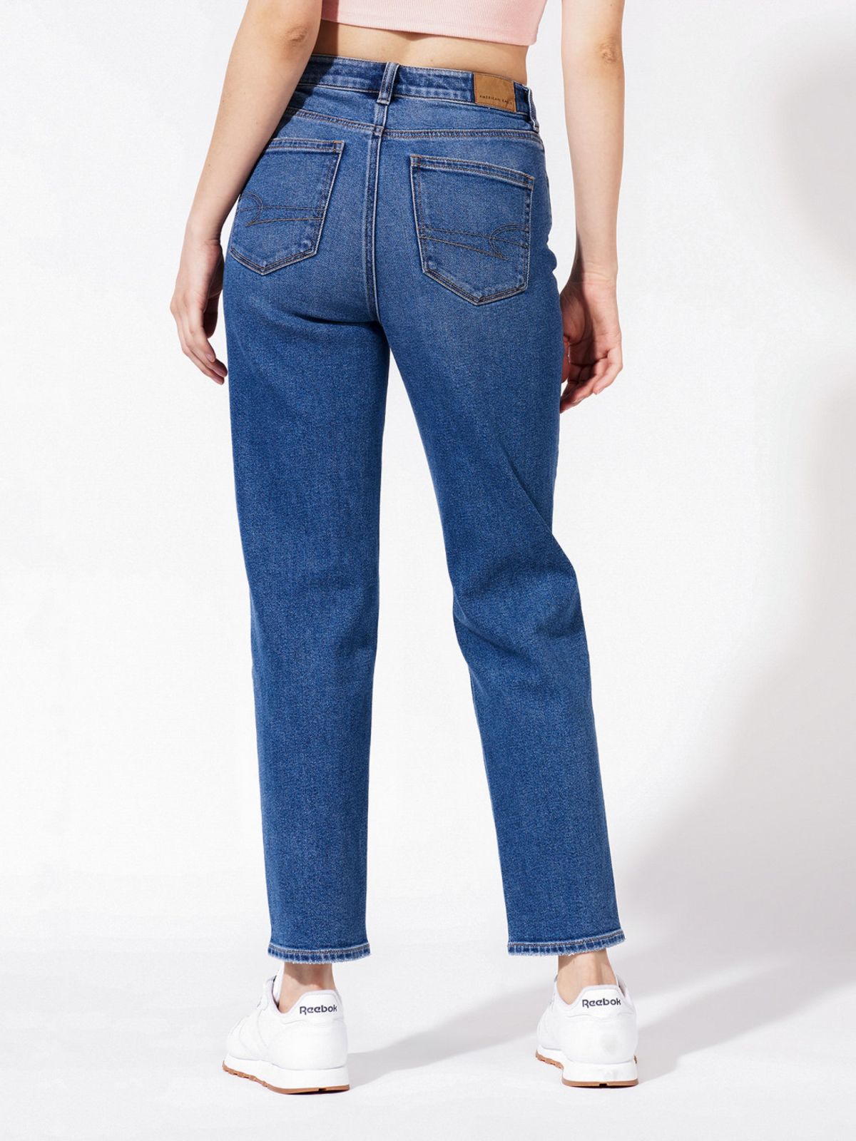  מכנסי ג'ינס ישרים בגזרת MOM של AMERICAN EAGLE