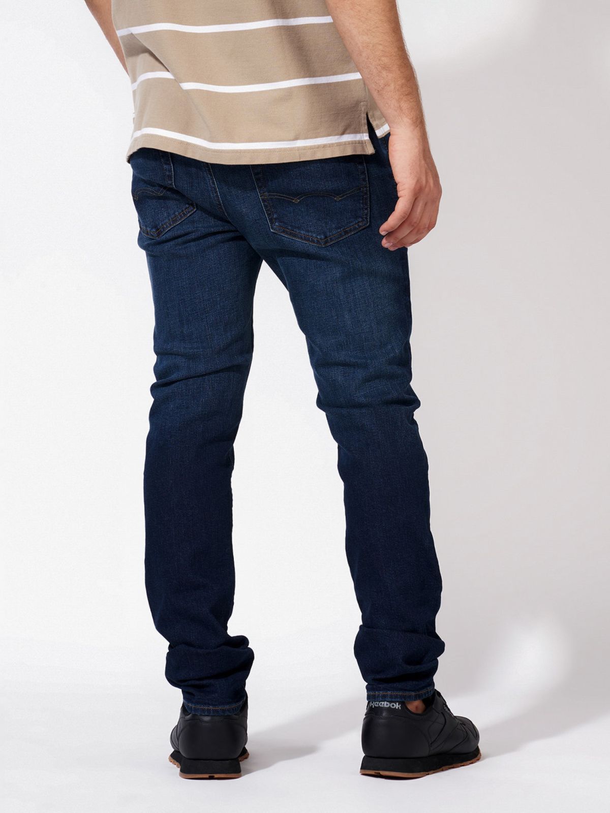  מכנסי ג'ינס בגזרת Slim של AMERICAN EAGLE