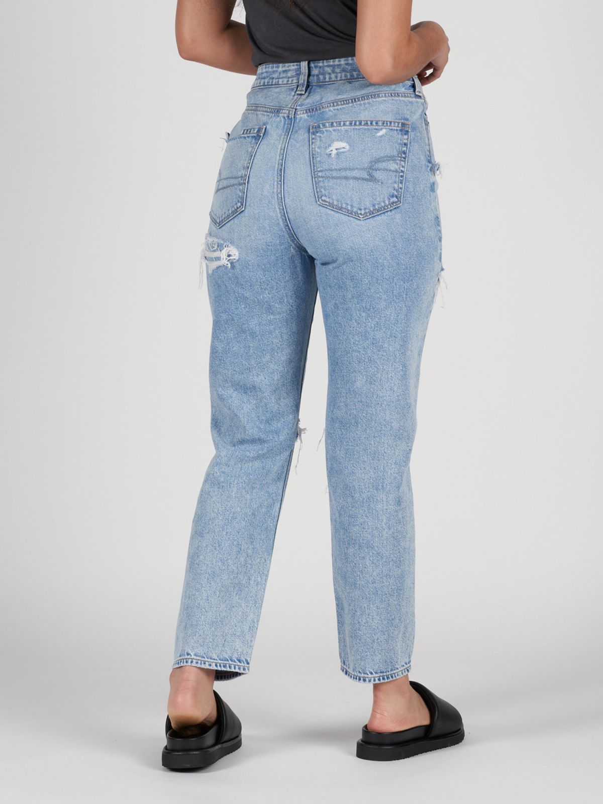  ג'ינס בגזרת MOM עם קרעים של AMERICAN EAGLE