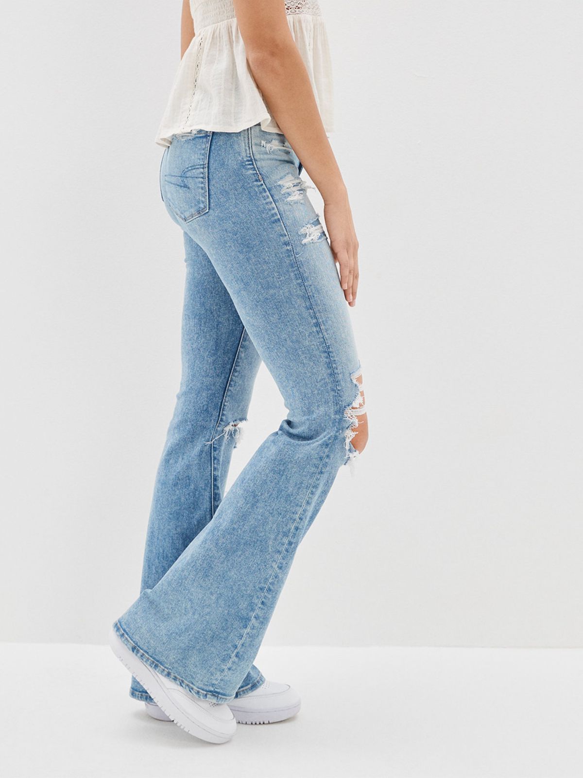  ג'ינס בגזרה מתרחבת עם קרעים Super hi-rise של AMERICAN EAGLE