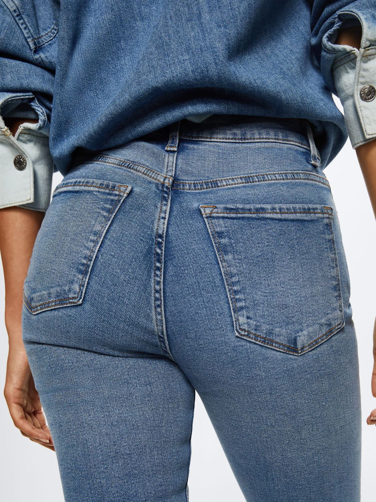  ג'ינס ארוך בגזרת קרופ ישרה / נשים של MANGO