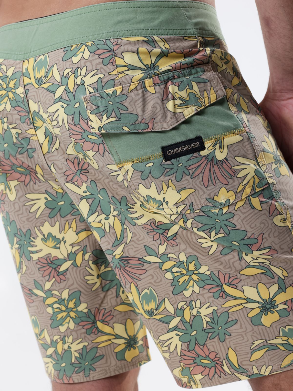  מכנסי בורדשורטס בהדפס פרחים של QUIKSILVER
