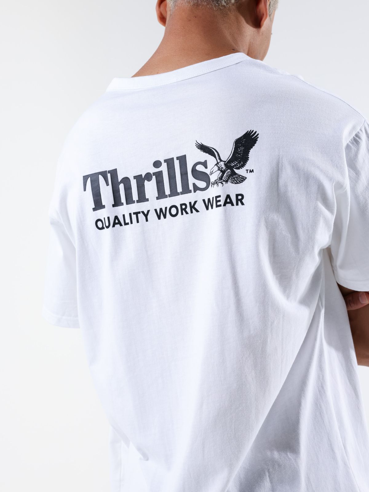  טי שירט עם הדפס לוגו של THRILLS