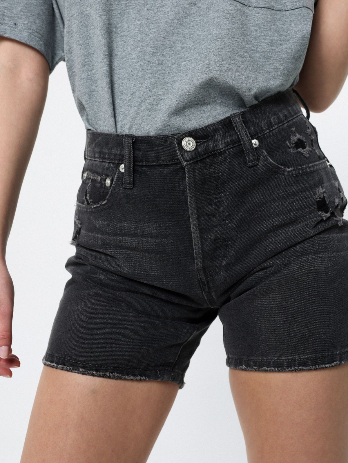  ג'ינס קצר עם שיפשופים דקורטיביים של TERMINAL X