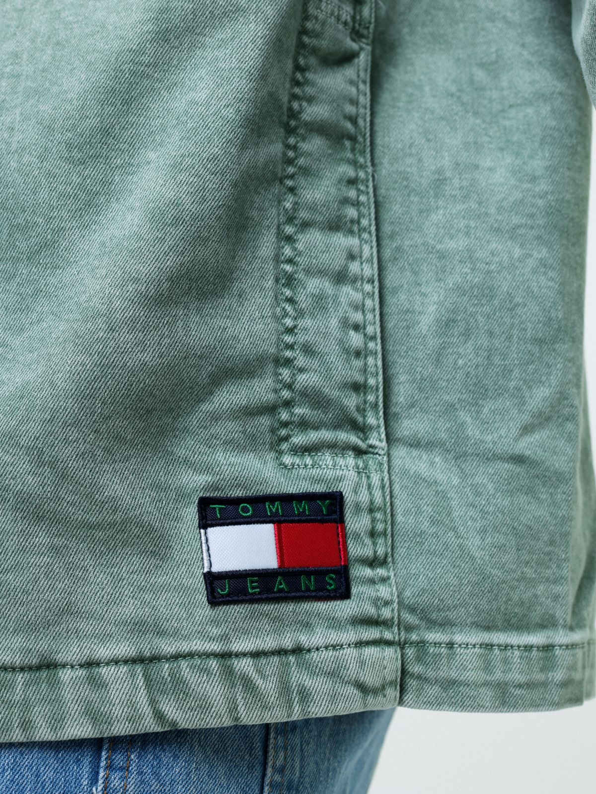  ג'קט ג'ינס ירוק עם פאץ' לוגו של TOMMY HILFIGER