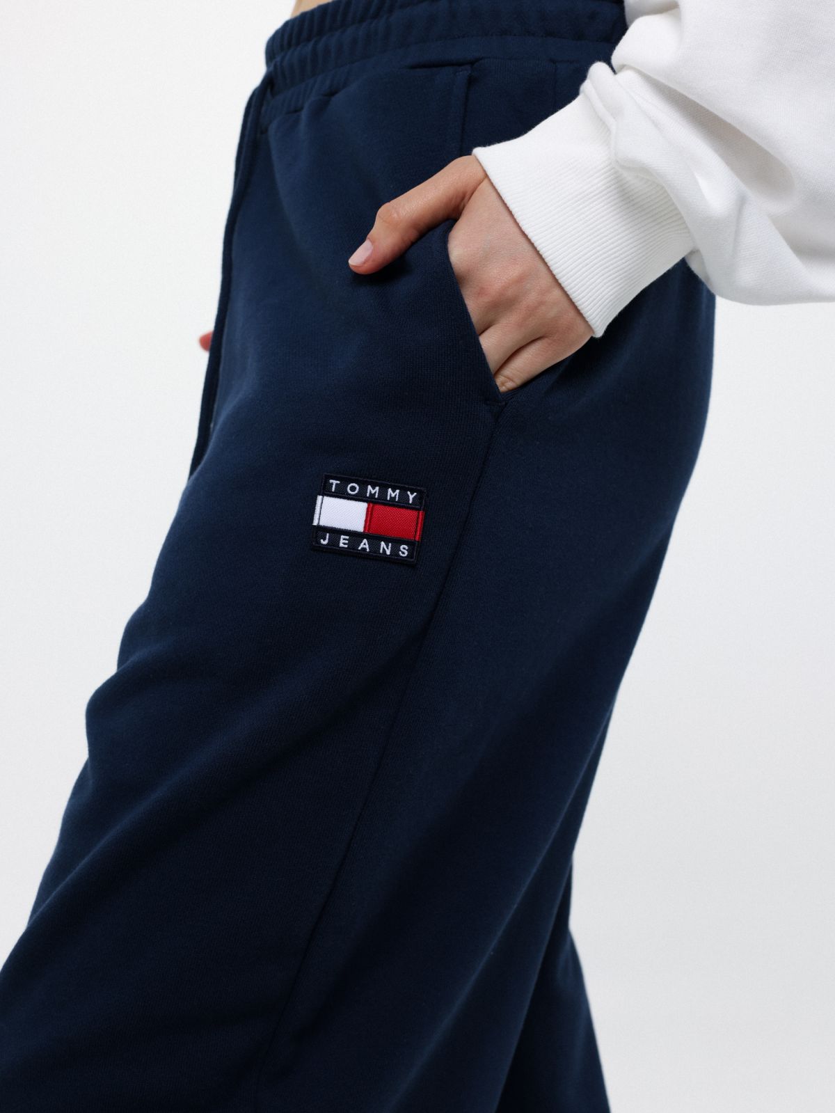  מכנסי טרנינג אוברסייז עם פאץ לוגו של TOMMY HILFIGER