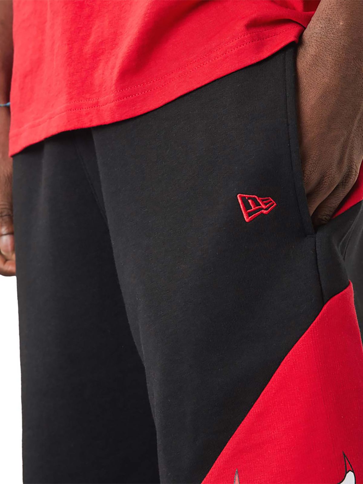  מכנסיים קצרים עם לוגו של NEW ERA