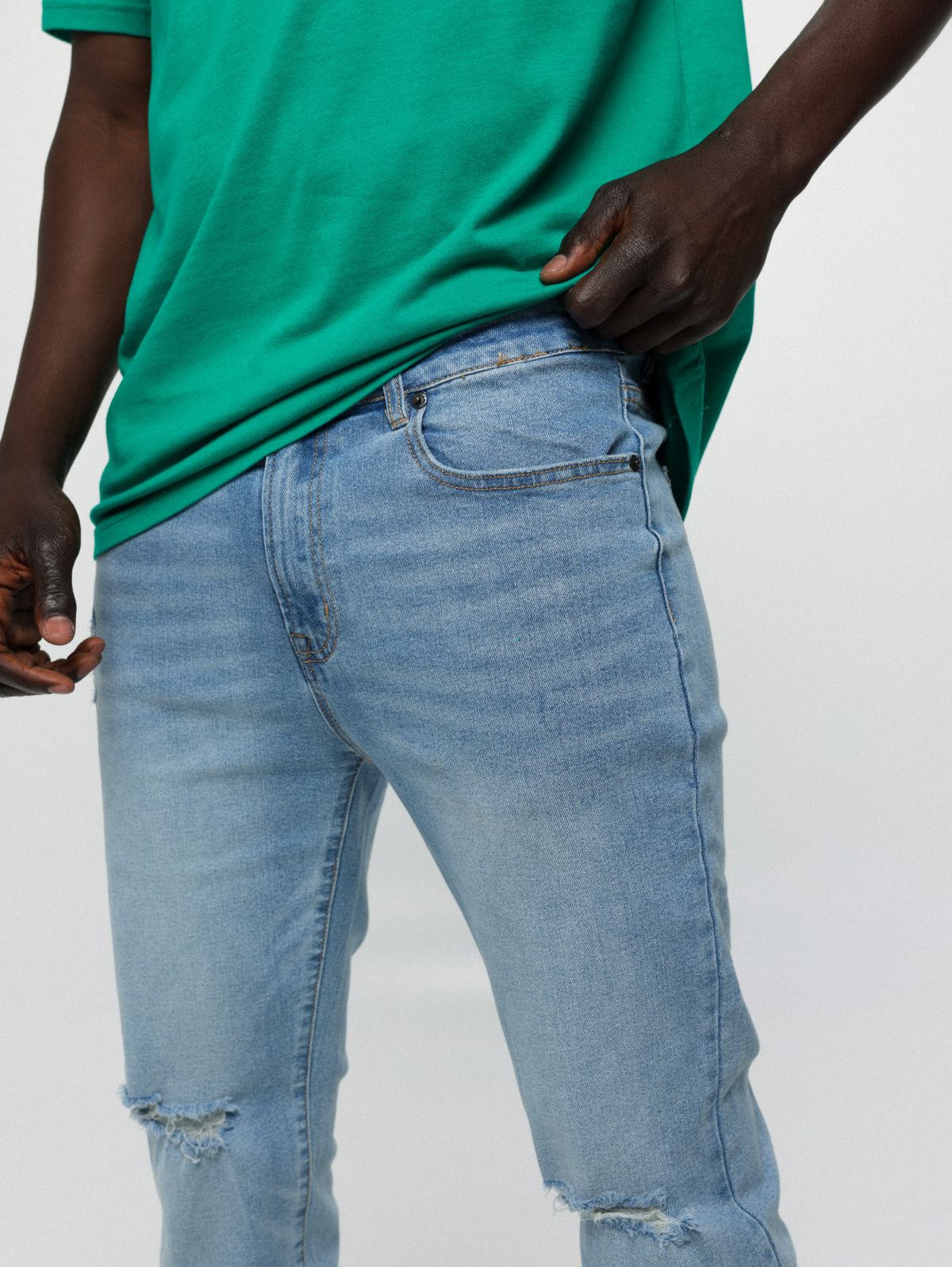  מכנסי ג'ינס Slim עם קרעים של FOX