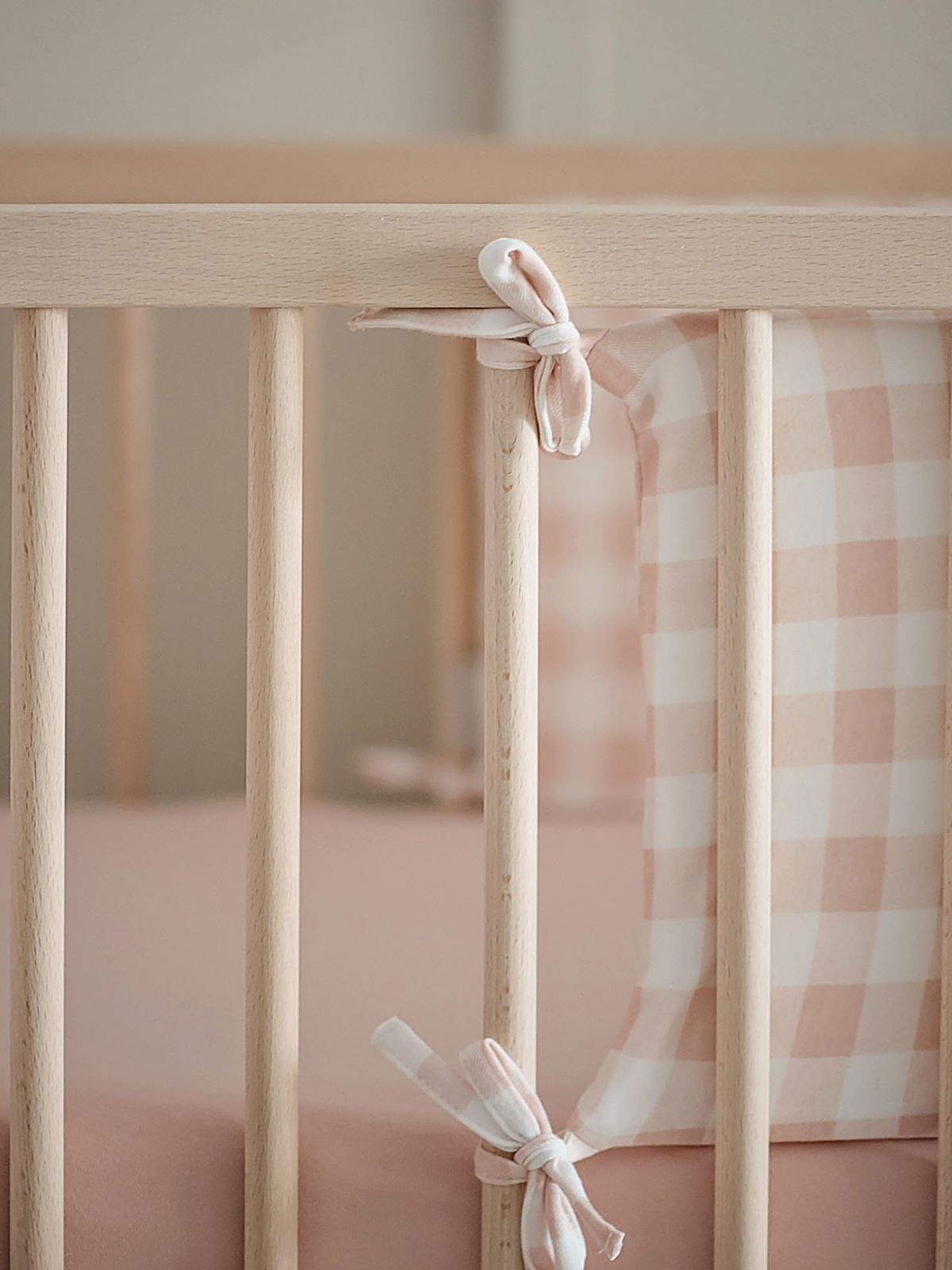  מגן ראש למיטת תינוק בהדפס משבצות / בייבי של NINO