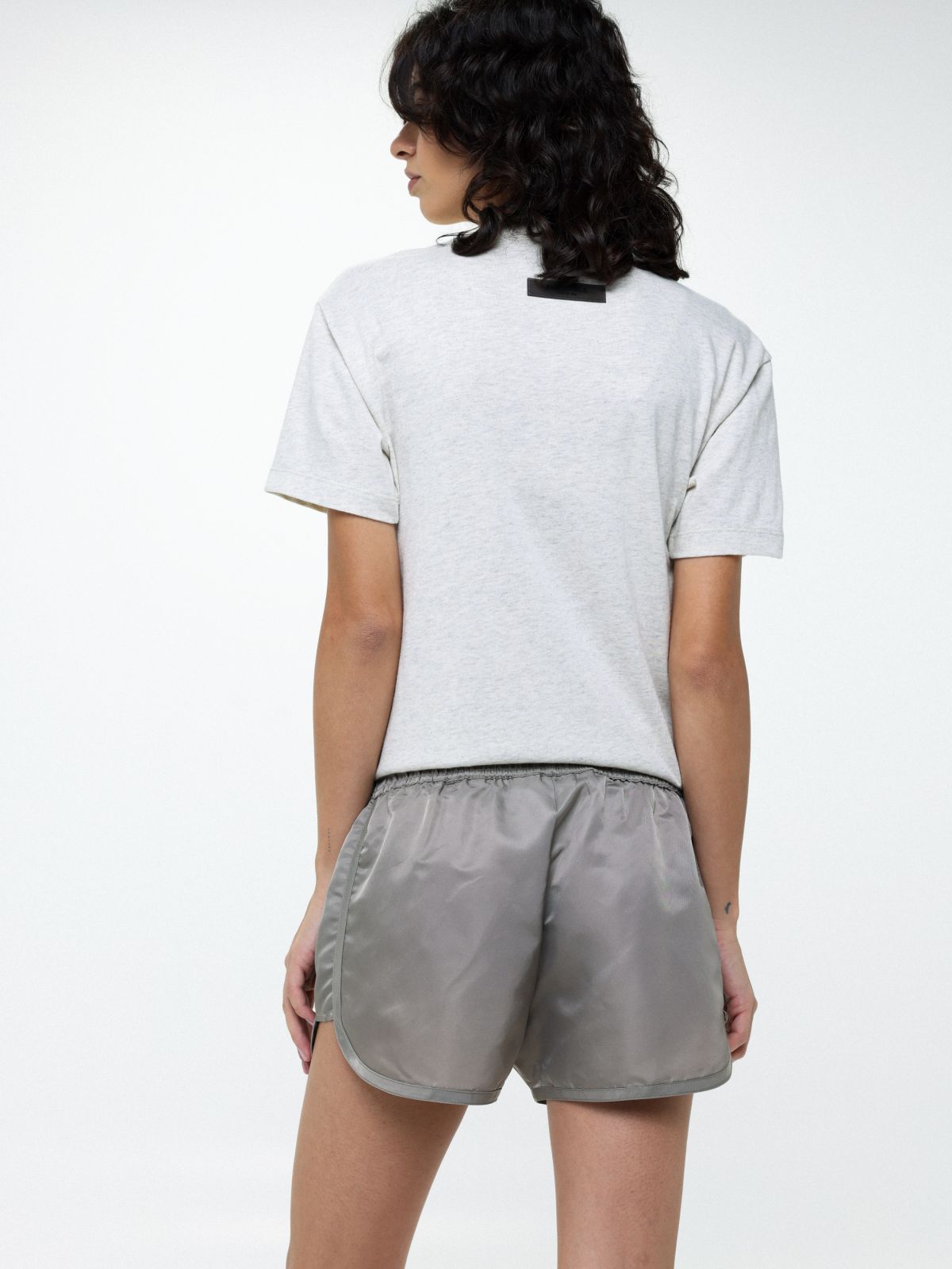  מכנסי ריצה מניילון קצרים עם פאץ' לוגו של ESSENTIALS