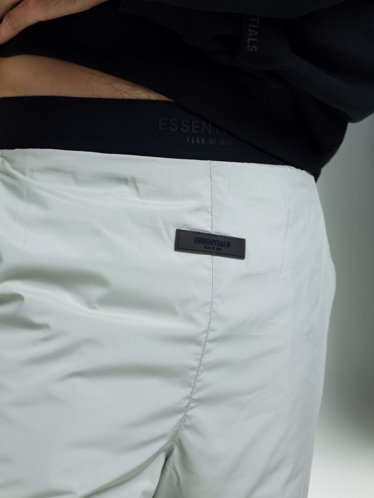  מכנסיים ארוכים עם תבליט לוגו של ESSENTIALS