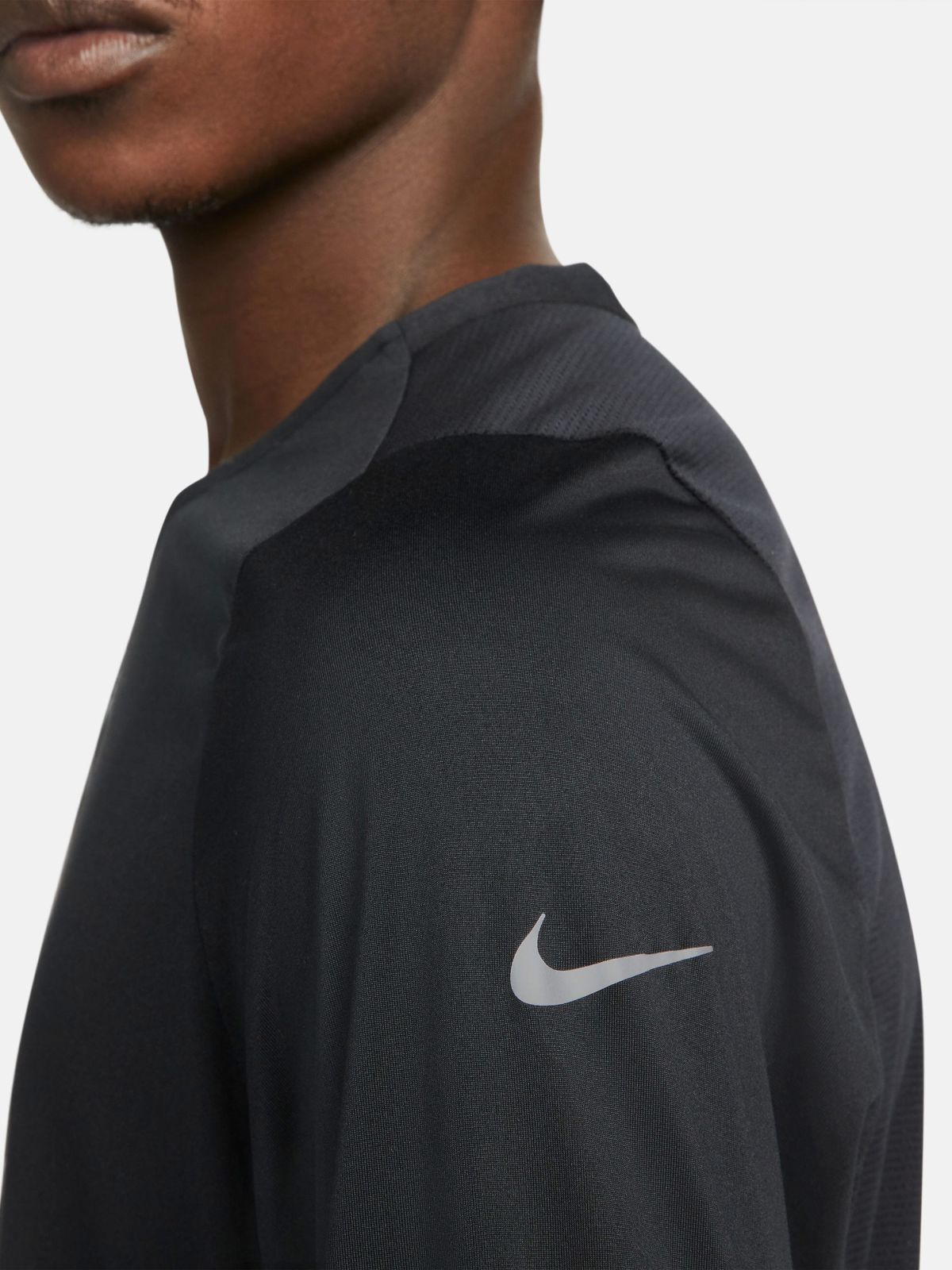  חולצת ריצה עם לוגו Dri-Fit של NIKE