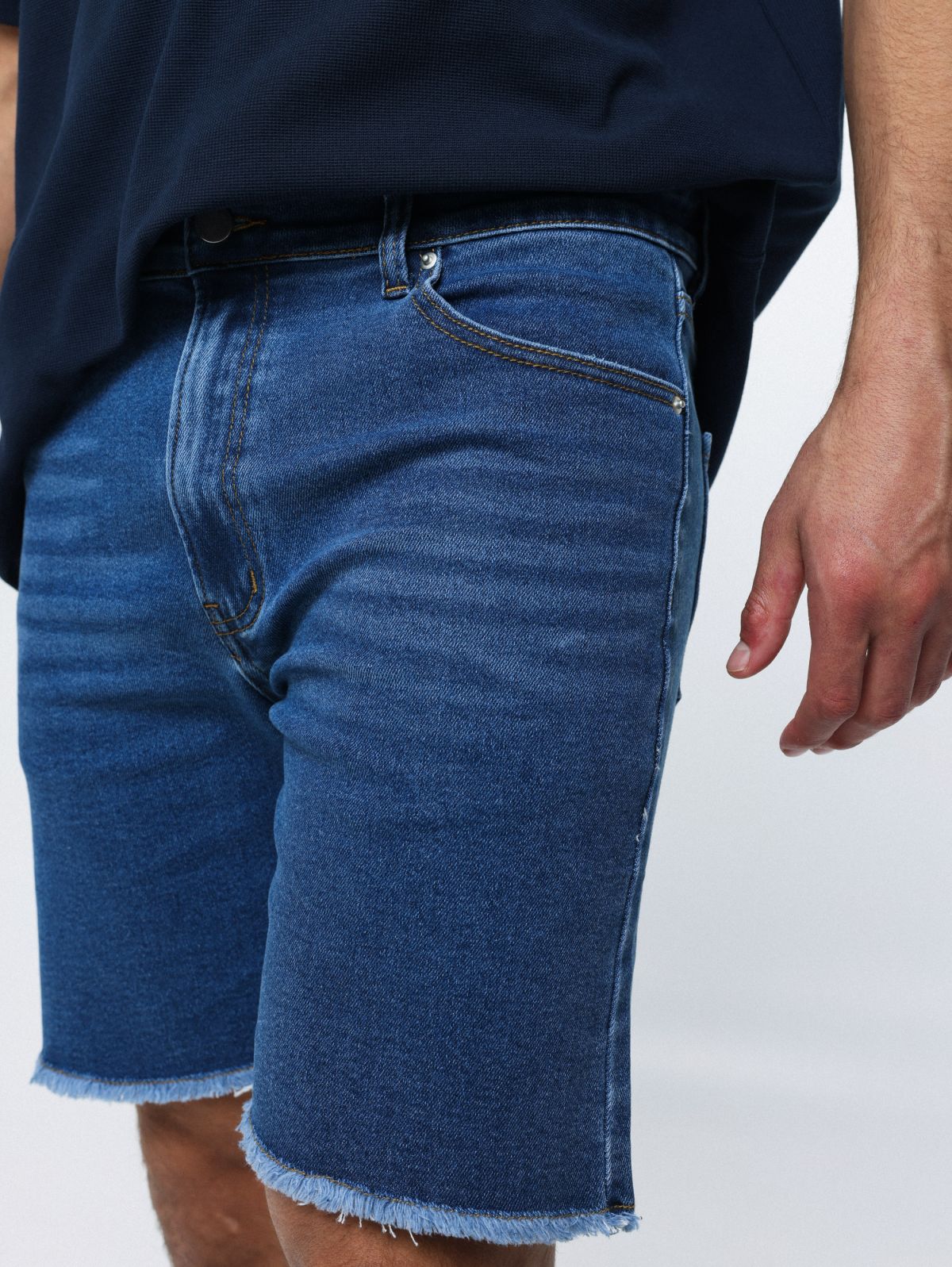  מכנסי ג'ינס ברמודה בסיומת גזורה של TERMINAL X