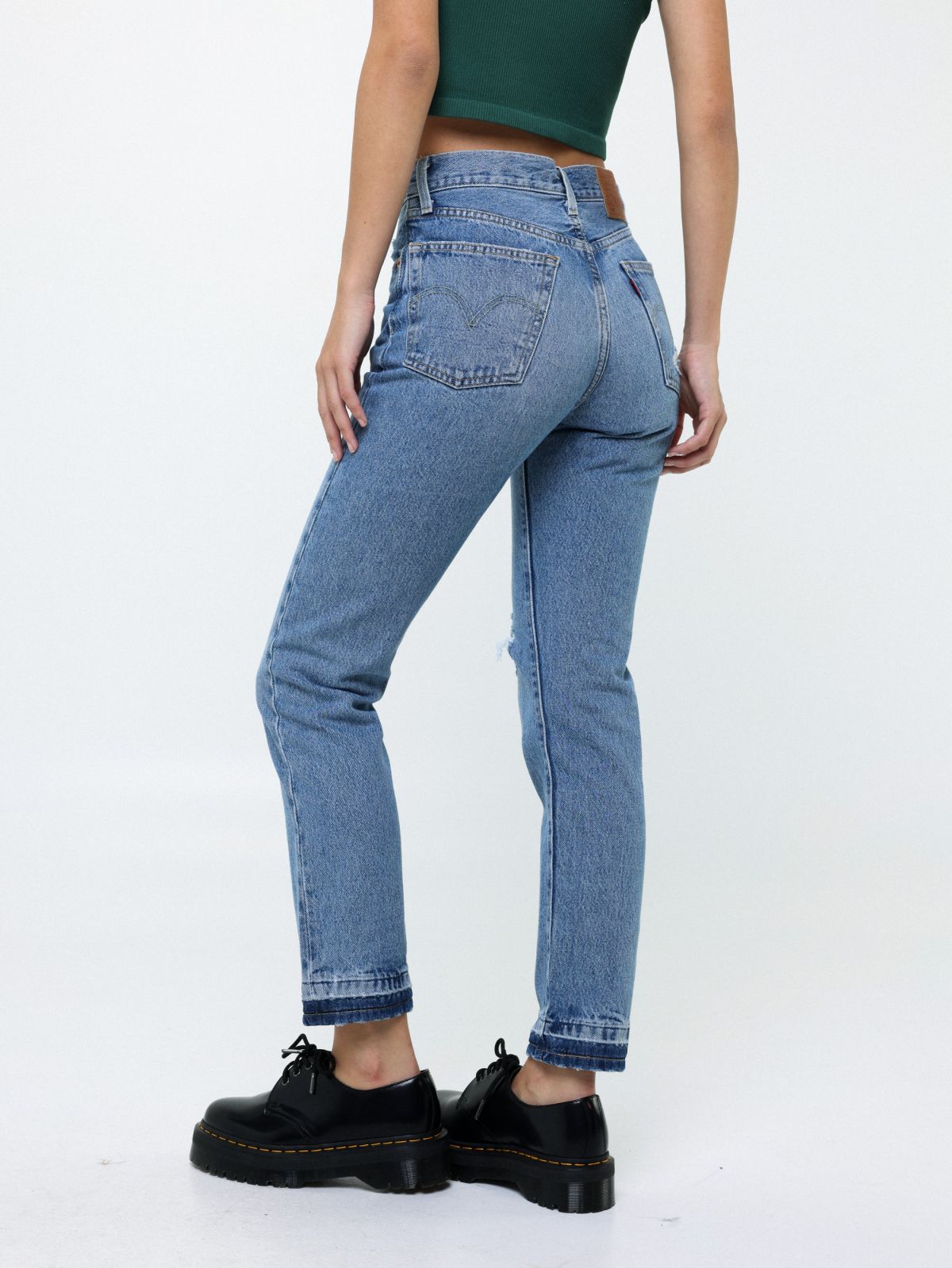  ג'ינס ארוך עם קרעים CROP 501 של LEVIS