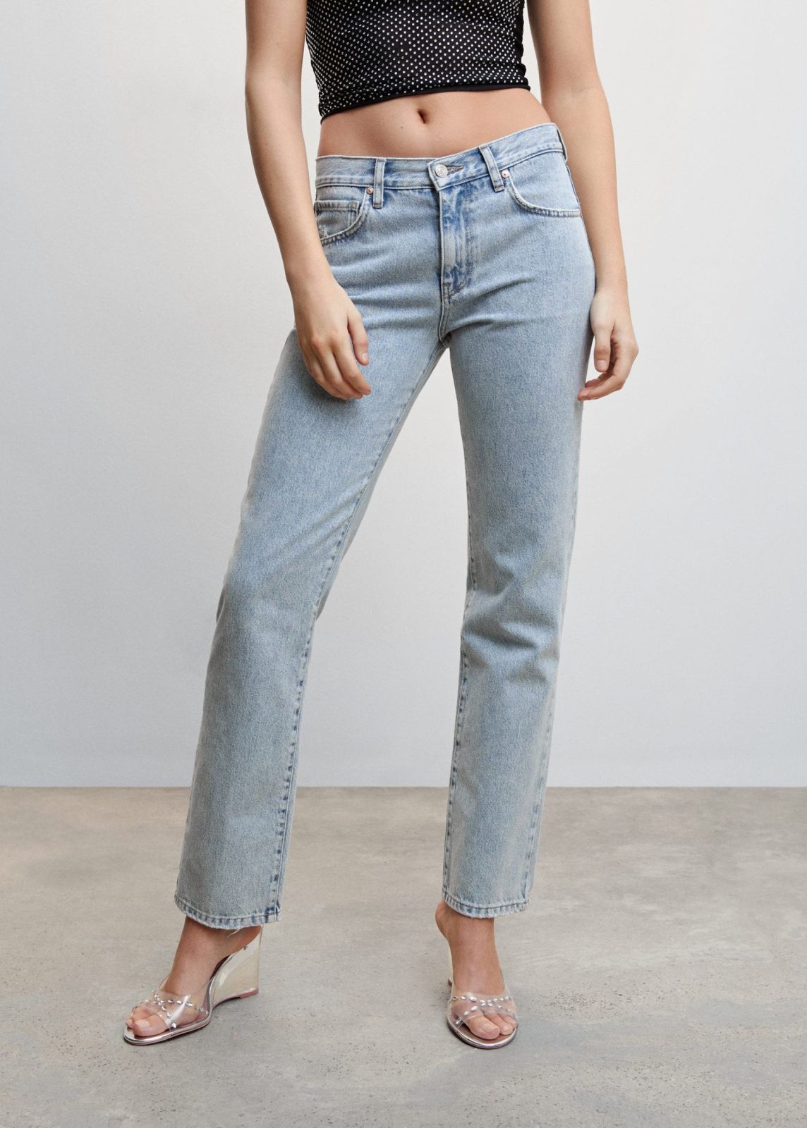  מכנסי ג'ינס בגזרה נמוכה של MANGO