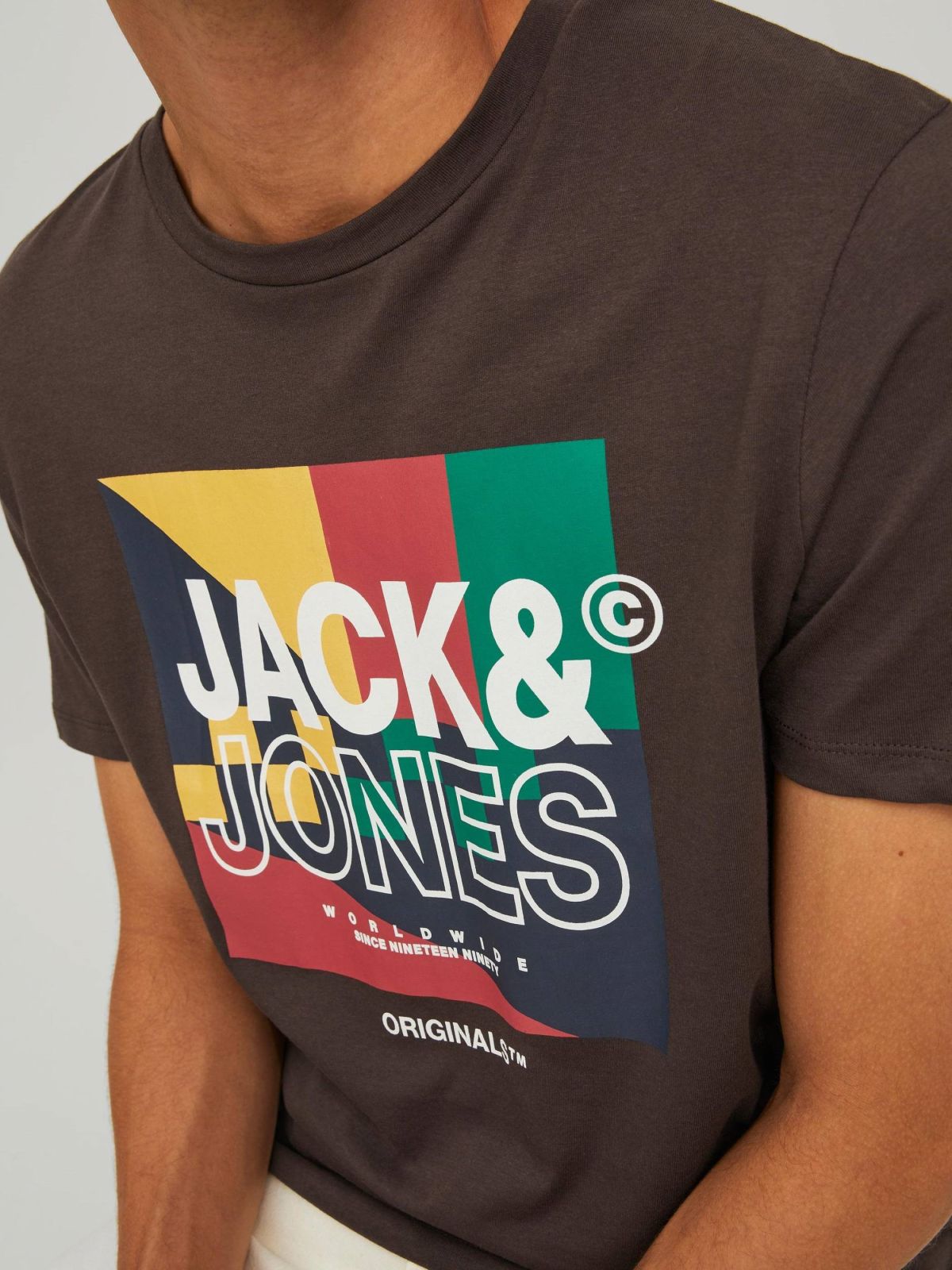  טי שירט עם לוגו של JACK AND JONES
