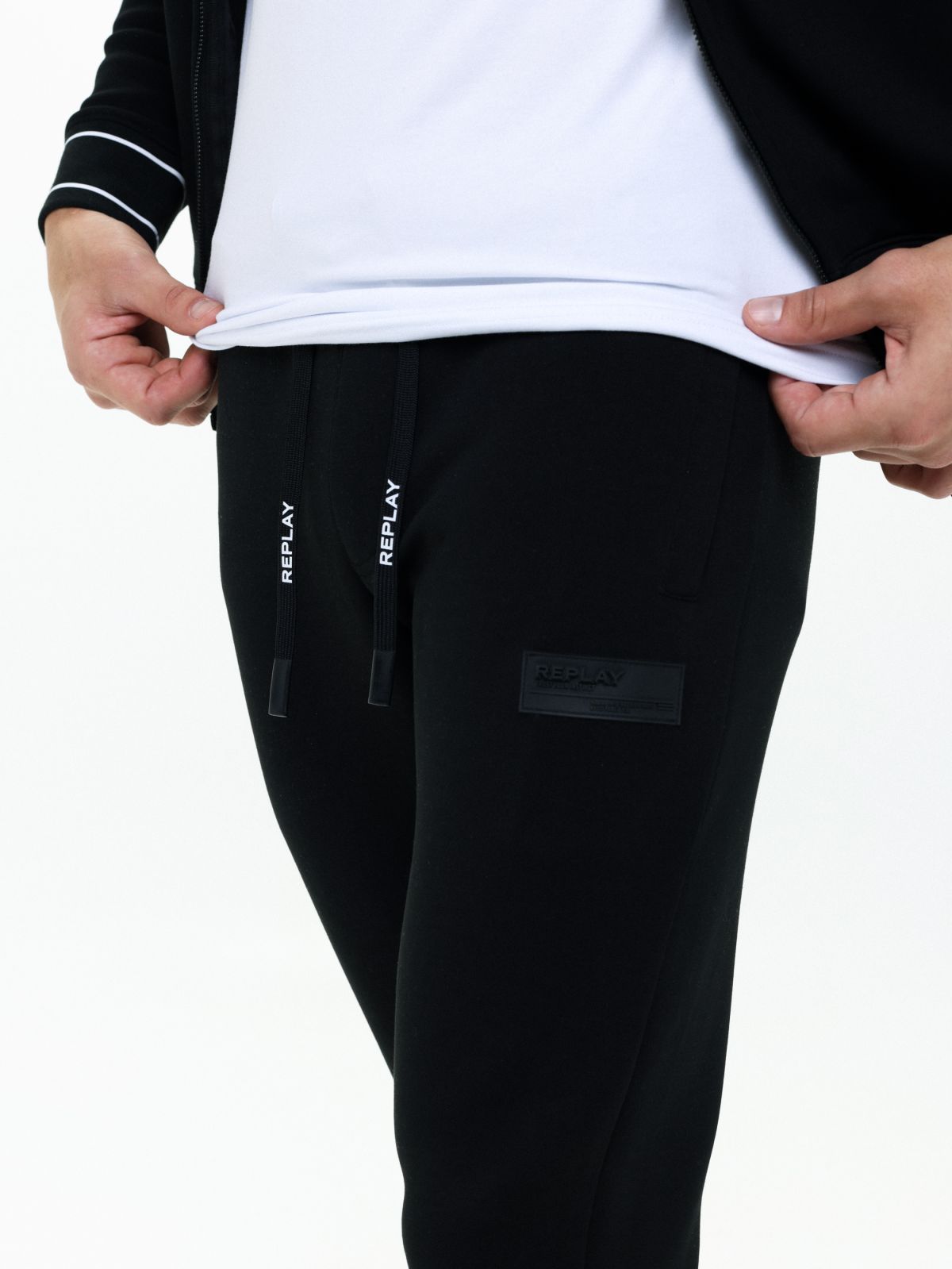  מכנסי טרנינג עם פאץ' לוגו של REPLAY