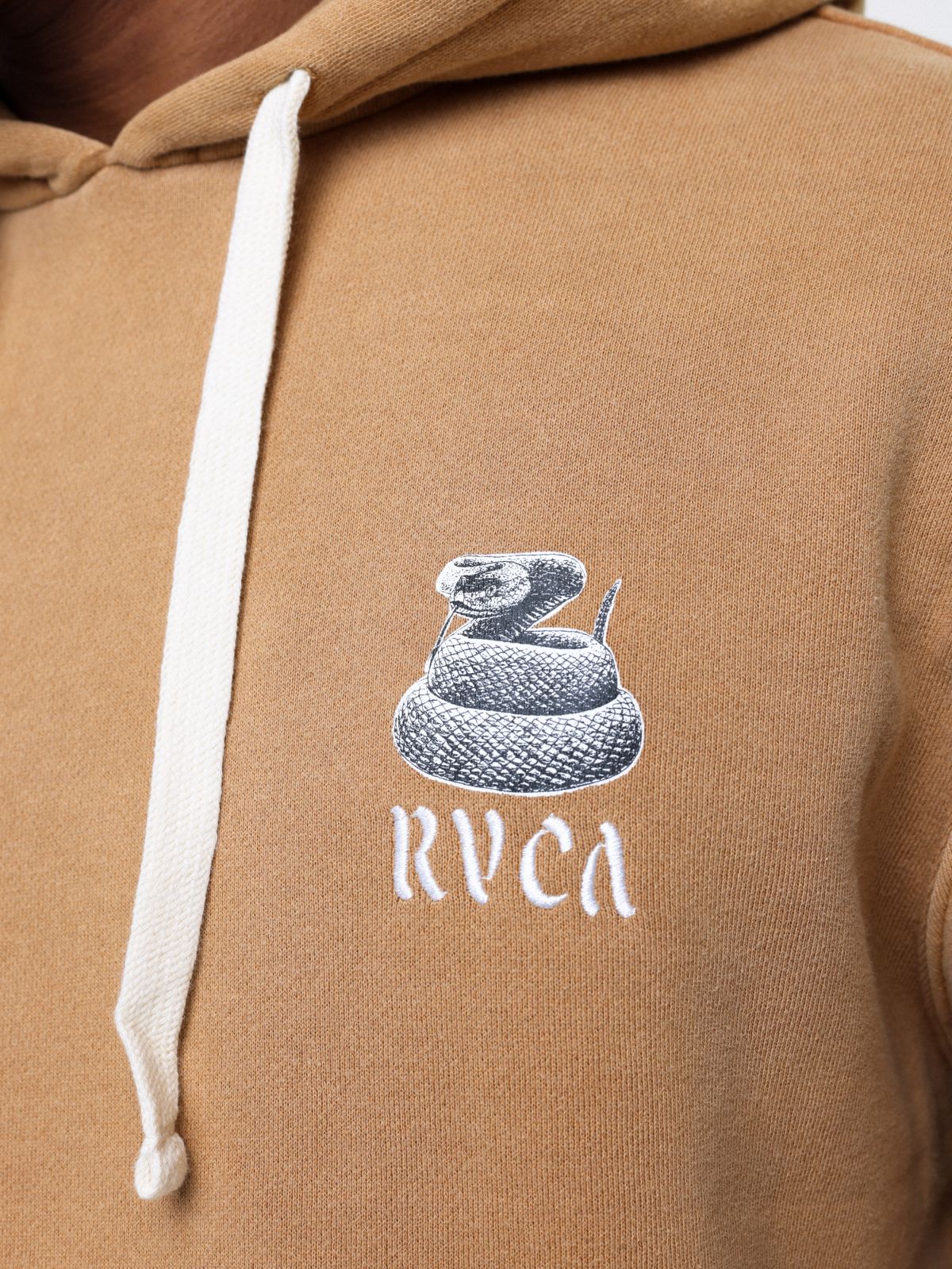  סווטשירט קפוצ'ון עם לוגו והדפס של RVCA