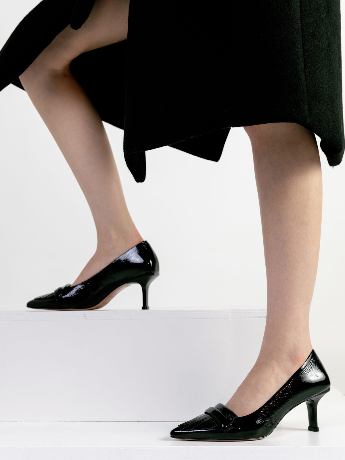  נעלי עקב מעור בשילוב פרנזים / נשים של SHOEZ