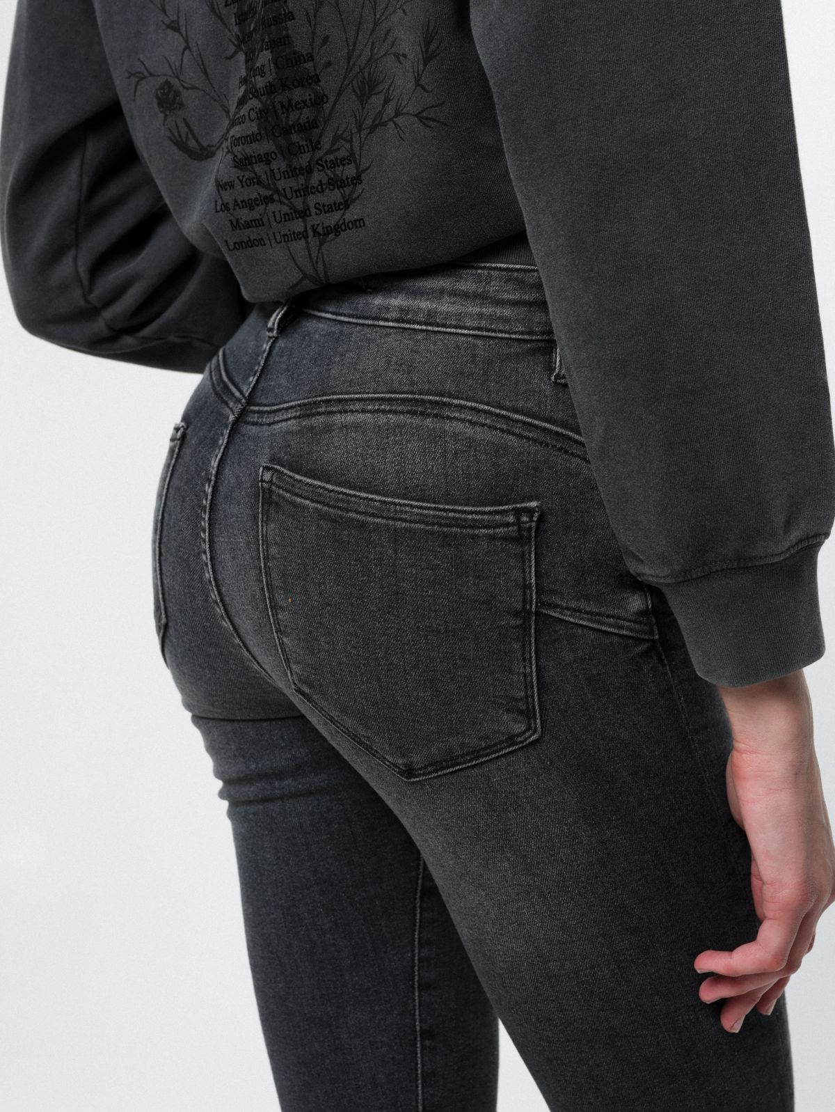  ג'ינס בגזרת סקיני עם סיומת גזורה של ALL SAINTS