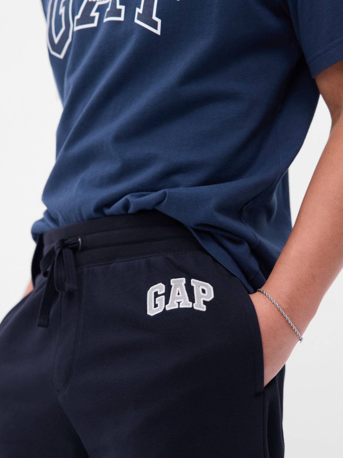  מכנסיים קצרים עם לוגו של GAP