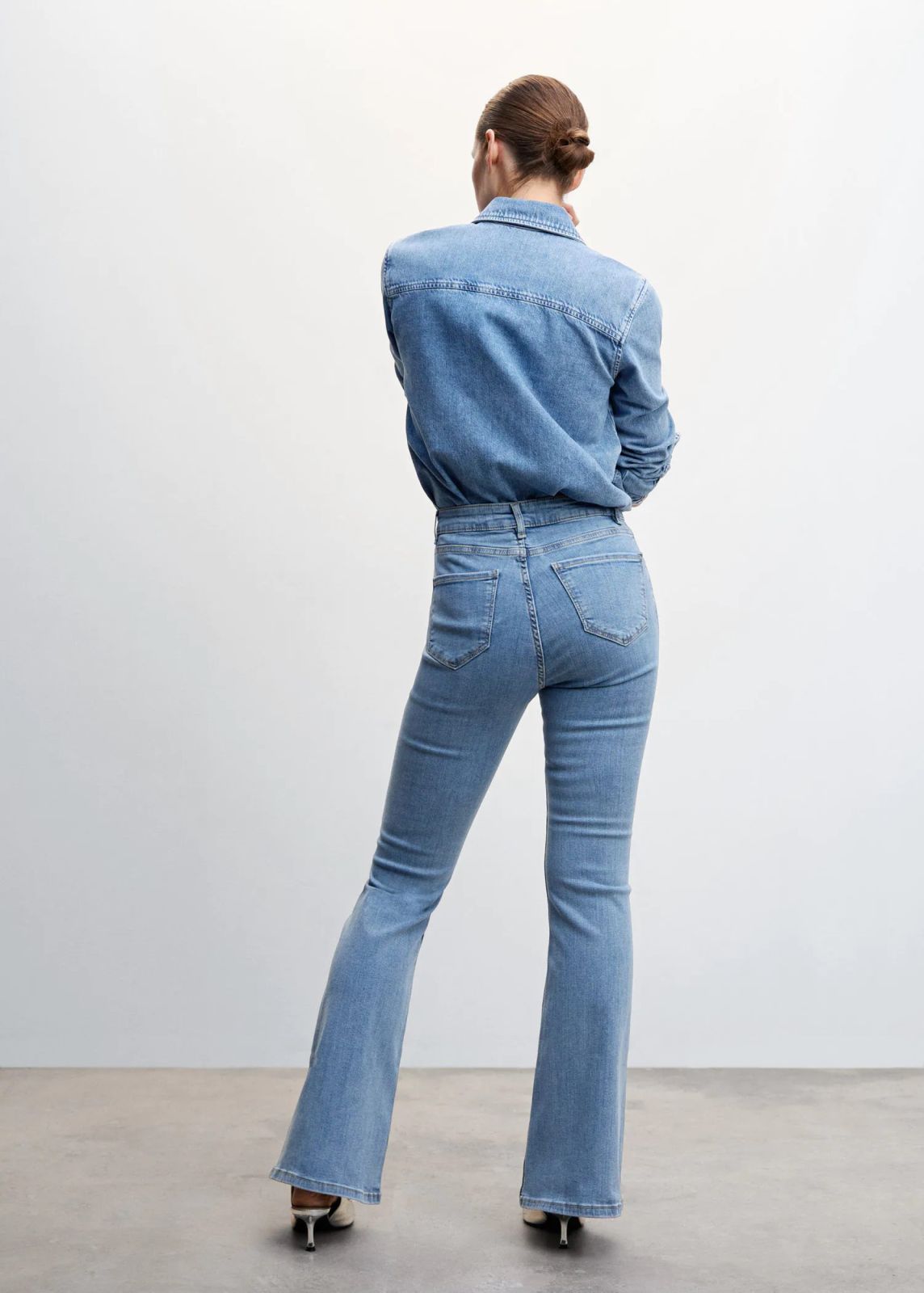  ג'ינס בגזרה מתרחבת של MANGO